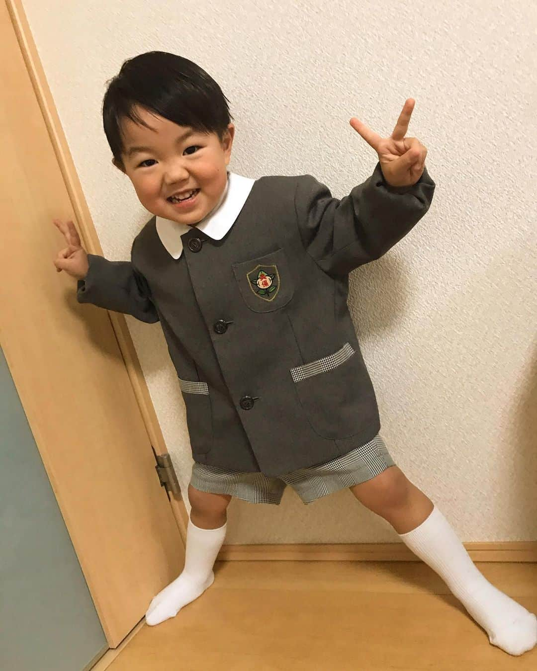 渡部太基さんのインスタグラム写真 - (渡部太基Instagram)「. 今日から年少さん👦 そして制服デビュー🎉☺️ #わたべんちのれおうくん #今日から年少さん  #制服デビュー  #おめでとう」4月1日 9時06分 - daikick7