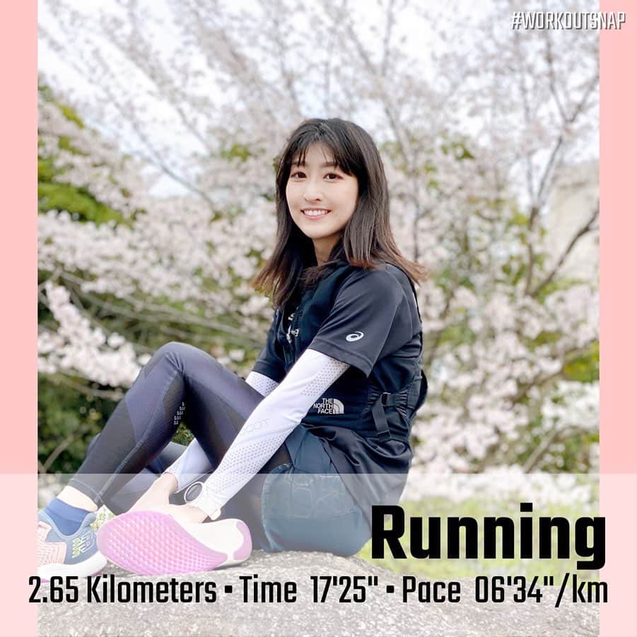 土屋香織さんのインスタグラム写真 - (土屋香織Instagram)「🏃‍♀️👩‍👧Spring has come 🌸 2.65km run with👧🏻𖤐𖤐𖤐 . 筋肉痛から完全復活。 ようやく完全にしゃがめるようになった🤣 次女と軽くジョグ。 ピンクや白い桜🌸 大好きなジューンベリーの花ももう咲いていました🍒 春ですね🌿 . 次女、習い事もルームも休んで ずっと家にいたからか 「ちょっとふっくらしたんじゃない？」って 昨夜久しぶりにskypeした父と母から言われてました😂 父も母も元気そうでホッとしました😌 . 両親のところに子供達連れて行きたいけれど もしかしたら自分たちが 無症状でウイルス持ってるかもしれないから🦠 コロナが流行り出した時から 両親が感染して重症化してしまったらどうしようと そればかりが心配でした。 イタリアも中心地から親元へ帰ったのが原因で 全土へコロナが広がってしまい 大変な事態になってしまいましたよね。 「自分のせいで親が死んでしまった」と本人も入院しながら酸素を吸いながら 「自分のようなことを繰り返さないために田舎に帰らないで」と泣いて訴えているイタリア人の映像を観て胸が痛みました😢 ネットで顔が見れる時代で本当によかったと思います。 みなさんもSkypeやLINE電話など 活用してみてくださいね📱💻 . . T-shirt/pants/tights .  @asics  Vest.  @thenorthface  Inner.  @mizunojp  Pants. @mizunojp  Socks.  @c3fit_jp  Shoes.  @newbalance . . 長い距離いつ走れるかわからないので online Nagoya women’s marathonは この間のトレランとこのランでクリアできたので 完結にしようかなと🏃‍♀️ ティファニーが楽しみ୨୧ 💙💚💙୨୧ 名古屋ウィメンズマラソン今回は中止で残念だったけど 好きな時好きな場所で好きな距離走ってOKって 安全に取り組みやすくオンラインを提案してくれて 私はよかったと思います。 来年は笑顔でみんなで走れますように🏃‍♀️🏃‍♀️🏃‍♀️✨ . . . #おうち時間 #stayhome #StaySafe . #オンライン名古屋ウィメンズマラソン #名古屋ウィメンズマラソン2020 #名古屋ウィメンズマラソン #igランガールズ #ランガール #instarunners #ランニング女子 #ハシリマスタグラム #ハシリマシタグラム #マラソン女子 #ig千葉ランナーズ #ランニングママ #ぜんぶカラダなんだ #garmin #ガーミン #mizuno #ミズノランニング #スニーカー好きな人と繋がりたい #vic_season #ランコーデ #走るの好きな人と繋がりたい #親子ラン」4月1日 9時37分 - kaorintsuchiya
