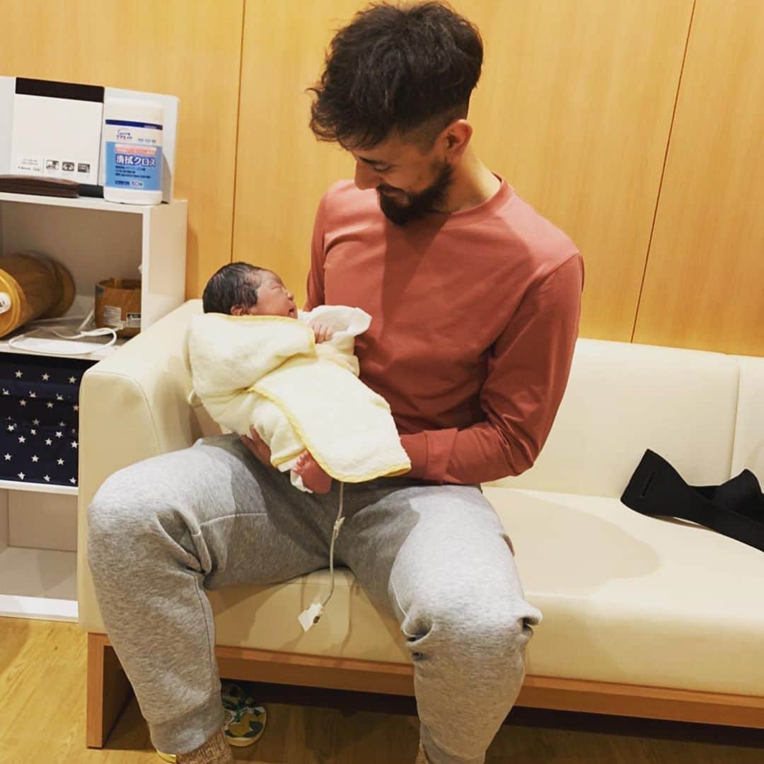 眞庭城聖さんのインスタグラム写真 - (眞庭城聖Instagram)「3.31 眞庭家3人目の子供が産まれました‼️ 孟聖(もうせい)4054㌘　54㌢のビッグベイビー👶 3人目にして初めて立ち会えました🙌 これからも眞庭家を宜しくお願い致します🙇‍♂️ #孟聖　#baby #family」4月1日 9時41分 - money_0527