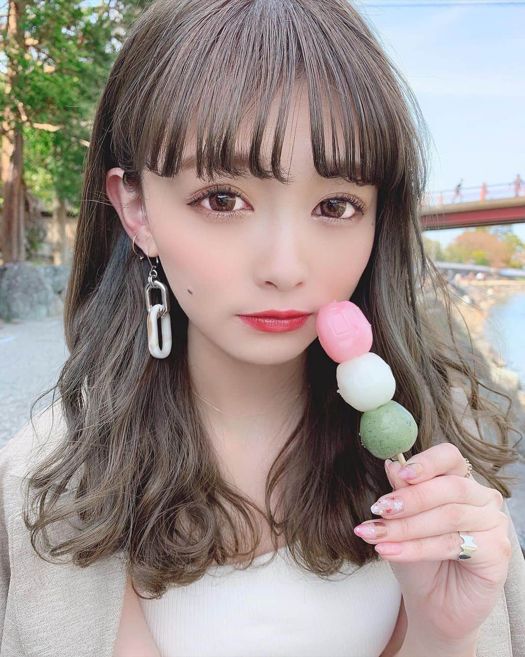 りなてぃさんのインスタグラム写真 - (りなてぃInstagram)「﻿ ﻿ ﻿ 前行ったときの伊勢のおだんご🍡💓﻿ ﻿ ﻿ 今日から動画撮影始めてるので﻿ アップするまでお待ちください😌💓﻿ ﻿ ﻿ やりたいことが決まってきて﻿ でも状況が状況なこともあって﻿ どうしても進められないことがある。﻿ ﻿ ただ、そうやって環境のせいにしてたら﻿ 何も出来ない気がしてきちゃうし﻿ ﻿ 今やれることをしっかり頭で考えて﻿ とにかく必死に頑張ろう。💭﻿ ﻿ ﻿ ﻿ みんなは今日、どんな1日だった？😌💓﻿ ﻿ ﻿ ﻿ #ヘアースタイル #ヘアーカラー﻿ #りなてぃー﻿﻿﻿ #ヘアーアレンジ #ヘアーサロン﻿﻿﻿﻿ #名駅美容院 #美容院 #シークレットカラー﻿﻿﻿﻿ #かっしー #カラコン #マツエク #まつ毛パーマ ﻿﻿﻿﻿ #ネイル #コスメ #コスメ好き ﻿﻿﻿﻿#secretcolor﻿﻿﻿ #三重旅行 #三重 #伊勢神宮 #伊勢 #おかげ横丁﻿﻿﻿ ﻿﻿﻿ ﻿ ﻿」4月1日 20時51分 - rinatea_25