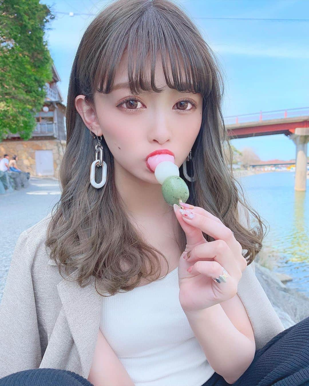 りなてぃさんのインスタグラム写真 - (りなてぃInstagram)「﻿ ﻿ ﻿ 前行ったときの伊勢のおだんご🍡💓﻿ ﻿ ﻿ 今日から動画撮影始めてるので﻿ アップするまでお待ちください😌💓﻿ ﻿ ﻿ やりたいことが決まってきて﻿ でも状況が状況なこともあって﻿ どうしても進められないことがある。﻿ ﻿ ただ、そうやって環境のせいにしてたら﻿ 何も出来ない気がしてきちゃうし﻿ ﻿ 今やれることをしっかり頭で考えて﻿ とにかく必死に頑張ろう。💭﻿ ﻿ ﻿ ﻿ みんなは今日、どんな1日だった？😌💓﻿ ﻿ ﻿ ﻿ #ヘアースタイル #ヘアーカラー﻿ #りなてぃー﻿﻿﻿ #ヘアーアレンジ #ヘアーサロン﻿﻿﻿﻿ #名駅美容院 #美容院 #シークレットカラー﻿﻿﻿﻿ #かっしー #カラコン #マツエク #まつ毛パーマ ﻿﻿﻿﻿ #ネイル #コスメ #コスメ好き ﻿﻿﻿﻿#secretcolor﻿﻿﻿ #三重旅行 #三重 #伊勢神宮 #伊勢 #おかげ横丁﻿﻿﻿ ﻿﻿﻿ ﻿ ﻿」4月1日 20時51分 - rinatea_25