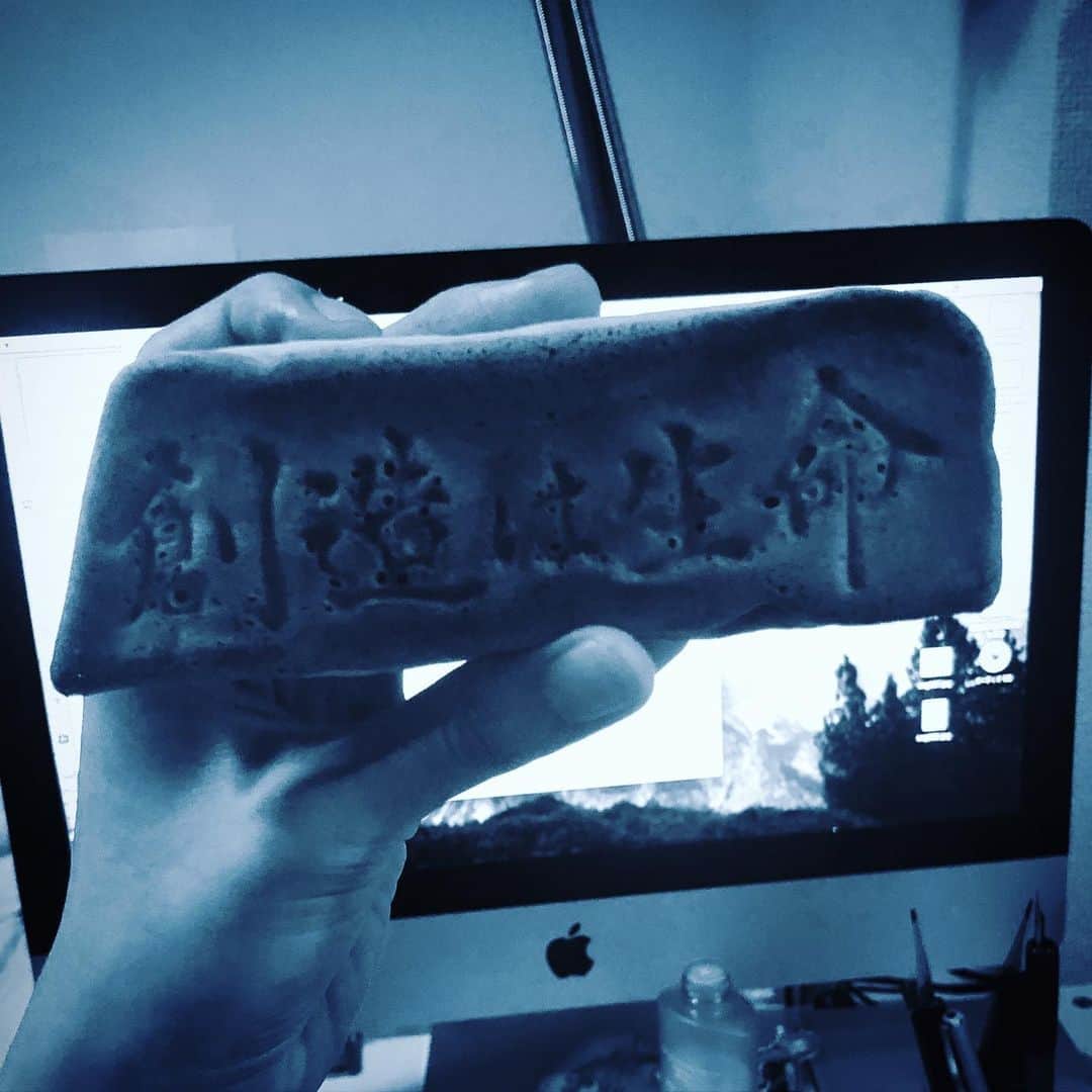 水野しずのインスタグラム：「セガのたいやき(裏面) 作っているのがハードウェアか。ソフトウェアか。それともたいやきであるのか。そういった側の問題よりも、それに取り向かう精神性こそが重要なのだということがよくわかるたいやき。味はうまい。餡における豆の風味が芳醇で甘さがしつこくなく、皮もザックリとしっとりを兼ね備えたよいもの。」