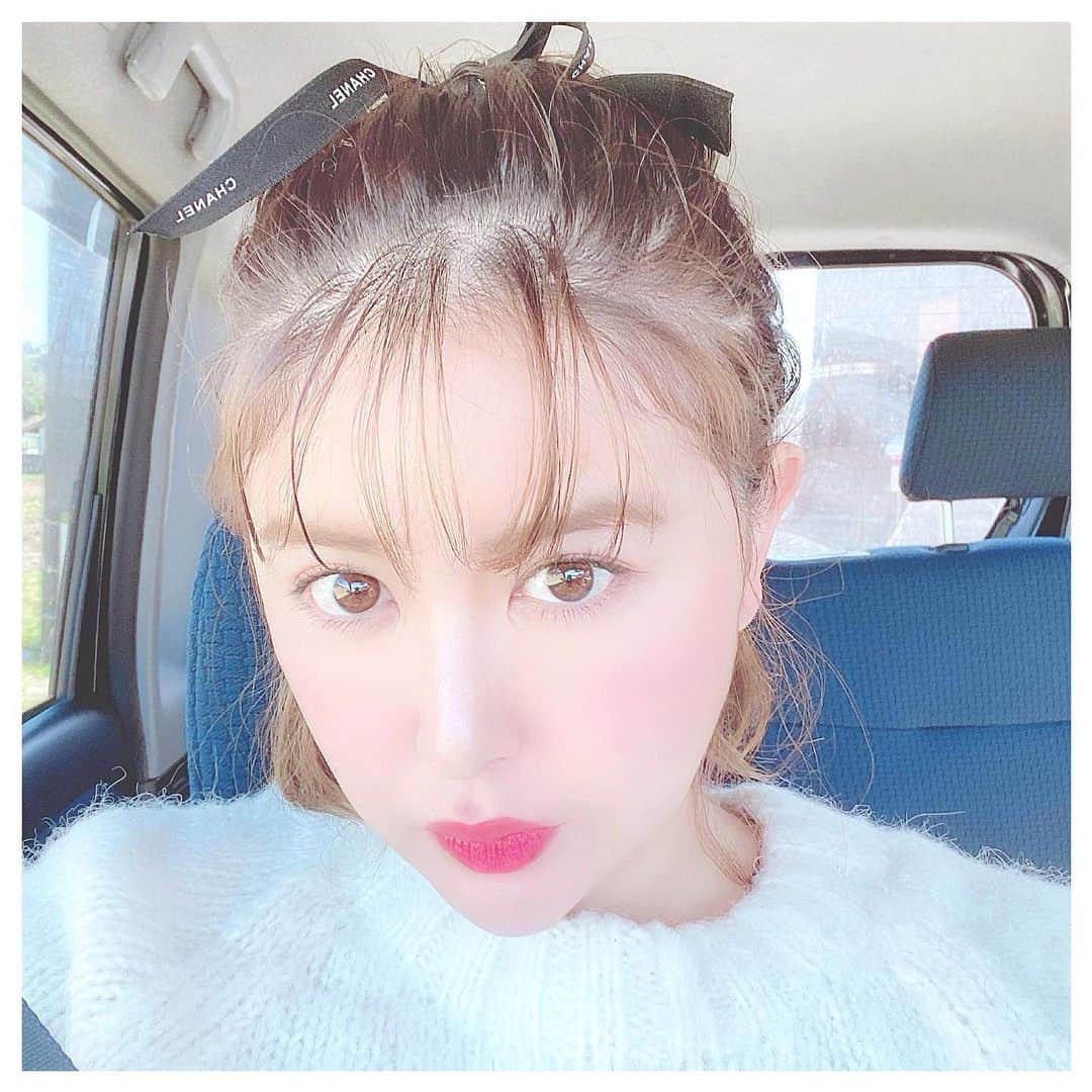 津久江麻由のインスタグラム：「. . 最近はお家に篭りきり😎✌🏻❗️ . amazon prime or dtv を 見てます🙌💕 残念ながら、ネトフリ契約してません😣 ネトフリ良いですか？？ . 写真はこの前お出かけした時の😯 CHANELのリボンで🎗💕 . . . #ザラジョ #ザラジョコーデ #毎日コーデ #カーディガン #お気に入りコスメ #コスメ大好き #メイク好き #デパコス #コスメ紹介 #今日のメイク  #今日のコスメ #プチプラコスメ #メイク好きさんと繋がりたい #コスメ好きさんと繋がりたい #いいね返しは絶対 #おすすめコスメ #コスメ購入品 #コスメ好き #メイク好き #今日のコーデ #今日のコーディネート #本日のコーデ  #ラフコーデ  #プチプラコーデ #ぷちぷらコーデ #冬服コーデ #GU #ジユジョ #ジユパト #ネトフリ」