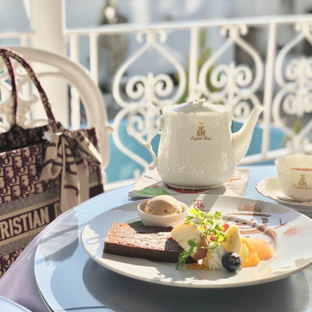 藤川沙弥のインスタグラム：「𝐻𝑒𝓁𝓁𝑜 𝒮𝓅𝓇𝒾𝓃𝑔 𓇠𓆸𓆸﻿ ﻿ もうあっという間に4月ですね🌸﻿ 写真は冬に行ったcafeだから﻿ 雪だるまの絵があるのは㊙︎🤫笑﻿ ﻿ 今年はお花見できないけど﻿ 用事の合間にチラッと﻿ 桜の木を見れただけで﻿ 気分転換になった☺️🌸﻿ 来年を楽しみに。🙏🏻﻿ 今が早く収束する事を願うばかり🕊﻿ ﻿ ﻿」