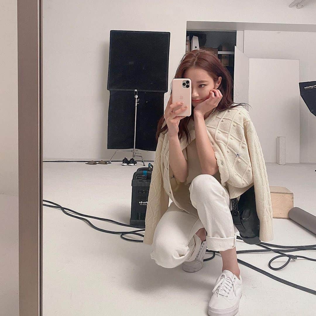ギョンリ のインスタグラム：「오랜만🦋. 나 모해?」