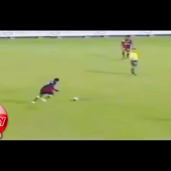 バカリ・サコのインスタグラム：「Since everyone is launching challenges I’ve decided to launch mine. The FreeKickChallenge!!! Tell me which one is your favourite. And no matter which football division you playing if you scored one or more free kick just send them to me and I will repost the best ones. Use the #FreeKickChallenge. The world of football is nominated except @davidbeckham and @juninhopeoficial 😂. Stay home stay safe 🙏🏾❤️⚽️」