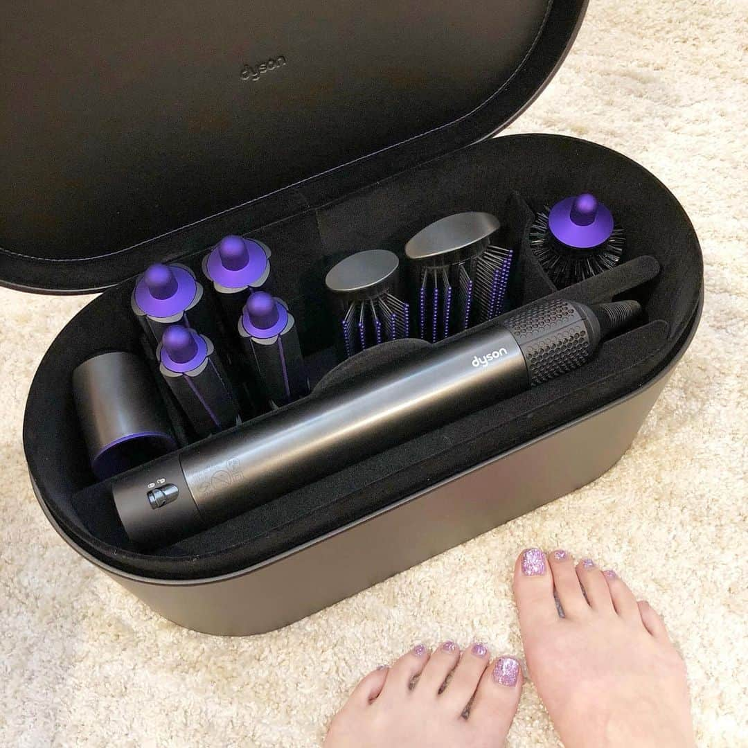 MIKIRUNさんのインスタグラム写真 - (MIKIRUNInstagram)「♡﻿ ﻿ Dyson Airwrap Complete 🧖🏻‍♀️💜﻿ ﻿ ヘアビューザー壊して、ナノケア壊して、家のドライヤーなくなっちゃったから、ついにずっと気になってたダイソンデビューして先月から使ってるんだけど、まじで良い🥰✨﻿ ﻿ 何より乾くのが早いのと、髪の毛長いと内側なかなか乾かなくて時間かかるのが本当嫌だったけど、ある程度ドライヤーで乾かしてから、ブラシに替えてとかしながら乾かすと、サラサラになるし、内側もすぐ乾く…本当にいいのか？って疑ってたけど、これはダイソンにして良かったー！って感じ🥺！﻿ ﻿ 難点は、ちょっと重いからずっと持ってると疲れる。笑﻿ ﻿ エアラップも、コテに慣れてるから使いづらいかな？って思ってたけど、全然そんなことなくて結構すぐ慣れた！風出る方向決まってるから、ミックス巻きとかウェーブ巻きしたかったら、コテでやるしかないけど、外巻きするなら、エアラップで超良い感じのヨシンモリできます👶🏻﻿ ﻿ っていう、最近買って良かったものでした👱🏻‍♀️﻿💗 ﻿」4月1日 19時20分 - mk6v6s2