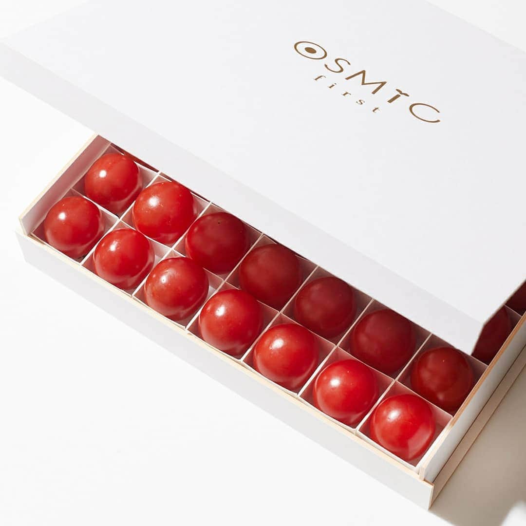 ＯＳＭＩＣ【オスミックトマト公式】さんのインスタグラム写真 - (ＯＳＭＩＣ【オスミックトマト公式】Instagram)「🍅「OSMIC first 2020」🍅予約販売開始﻿ 4/30までのご予約で✨5%OFF&送料無料✨﻿ ﻿ 『糖度12度保証の最高級ミニトマト』﻿ １年に一度、1000粒に１つしか出会えないOSMICトマトの最高傑作👑﻿ ﻿ 最高級の甘～いミニトマトはギフトにもおすすめの逸品💓🎁﻿ ﻿ 数量には限りがございますので、ご予約はお早めに♪﻿ ﻿ ※商品の発送は5月より順次発送となります﻿ ﻿ <OSMIC first 2020>﻿ 定価:￥5,000（税別）﻿ 内容量:約450g﻿ ﻿ ﻿ 📋OSMIC first 2020 特別ページ﻿ https://www.osmicichiba.jp/s/first/﻿ ※プロフィールからアクセス出来ます ﻿ #OSMIC #OSMICfirst2020 #OSMICfirst #オスミック #オスミックファースト2020 #オスミックファースト #2020 #最高級 #ミニトマト #最高級トマト #ギフト #プレゼント #母の日 #父の日 #誕生日プレゼント #フルーツトマト #限定商品 #予約販売 #先着順 #トマト好き #トマト料理 #トマトレシピ #🍅 #🎁」4月1日 19時27分 - osmic_jp