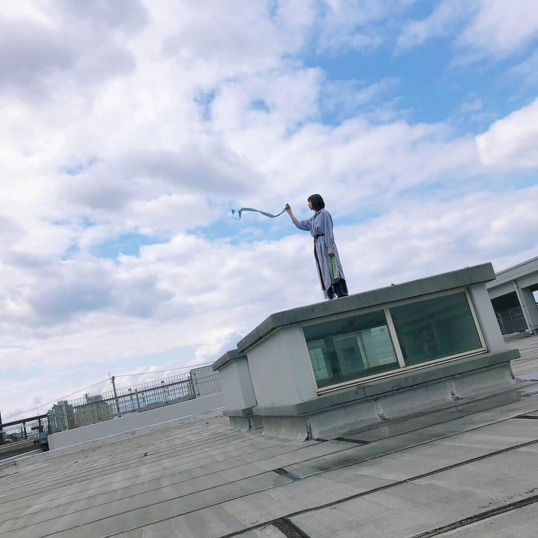 松岡菜摘のインスタグラム：「. . ３ー２のティザーが公開されました！ 少しずつ情報が解禁されていくのが どきどきわくわくして楽しい☺︎ . 発売まであともう少し！ . #空が好きな人と繋がりたい #みたいな写真だね #☁️ #おいしそう」