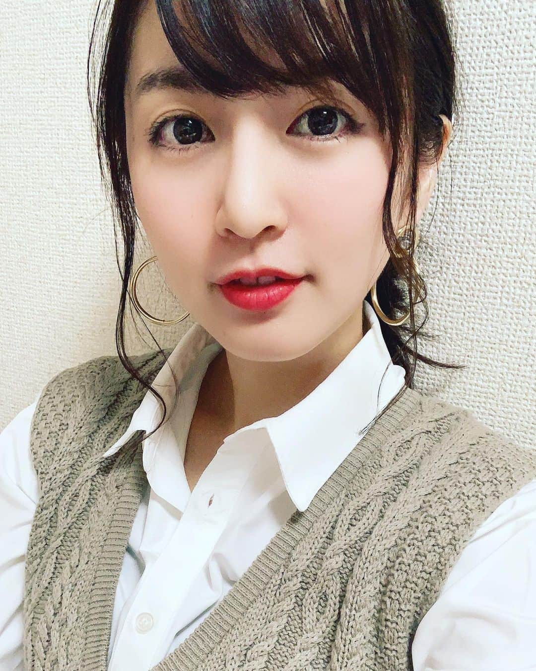 浜田真衣のインスタグラム：「これは… ちょっとだけアヒル口なん？ 元々アヒル口 はできませんの𓅿  #浜田真衣 #monaカフェ #春服コーデ #春コーデ #春コーディネート」