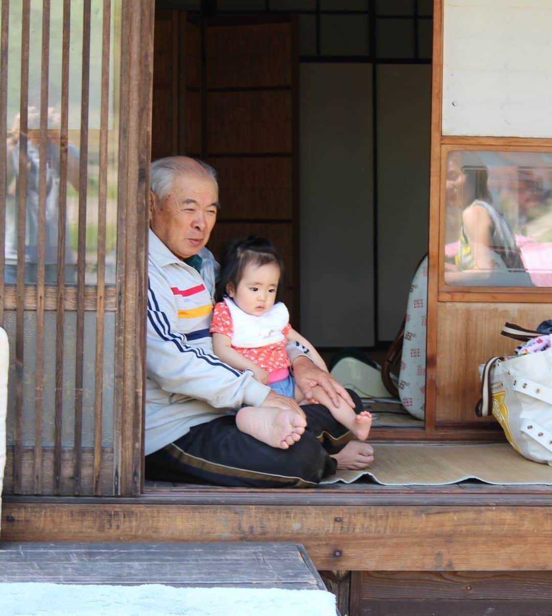森上亜希子さんのインスタグラム写真 - (森上亜希子Instagram)「主人の祖父が3月30日に天国へ召されました。 その日はお爺ちゃんの93歳のお誕生日でした。 広島のお家は子供達にとってまさに天国。 周りには何もなく、ザ日本昔に出てくる風景。 大きな声を出しても誰も怒られない、走り回っても誰にも怒られない。そして、家庭菜園で栽培したトマトを収穫させてくれて、お陰で子供達は大のトマト好き🍅 本当に自由に出来る場所でした。 去年の今頃は本当に元気で一緒にお酒も飲んで、畑仕事もして。 そんなお爺ちゃんが脳梗塞になり、麻痺が体半分に出てしまい不自由になり、そのまま入院生活に入りました。  仲良しでいつも一緒にいたお婆ちゃんは老人ホームへ入りお互い別々の生活になりました。  そして、3月30日午前5時55分看護師さんが見回りに来て下さった時には冷たくなっていたそうです。 お爺ちゃんのお顔を見てとても穏やかで今すぐにでも起きてきそうでした。 きっと苦しむ事なく天国に行けたのかな。だと良いのだけど。  お通夜お葬式にお婆ちゃんは参列出来ず、お婆ちゃんの気持ちを思うとたまりません。 コロナの感染がものすごいスピードで広がっている今、一度ホームを出ると2週間隔離。万が一かかってしまったら、それはそれは命に関わる事になってしまうかもしれない。  家族で話し合って決めた事とはいえ、お婆ちゃんの気持ちを思うと居た堪れない気持ちです。  子供達も一緒にお骨上げまでして、人はいつか必ず亡くなる、亡くなると冷たくなってお話も出来ない。だから、今を一生懸命に生きる。 今を大切に。そして、人を大切に。  そんな話をしました。  子供達も何となくわかってくれたと思います。  お爺ちゃん、今までありがとうございました‼️ ゆっくり休んで天国で大好きなお酒を飲んでね🍶  #お爺ちゃん #感謝 #命の大切さ #今を大切に  #全力で生きよう」4月1日 19時49分 - akiko_morigami