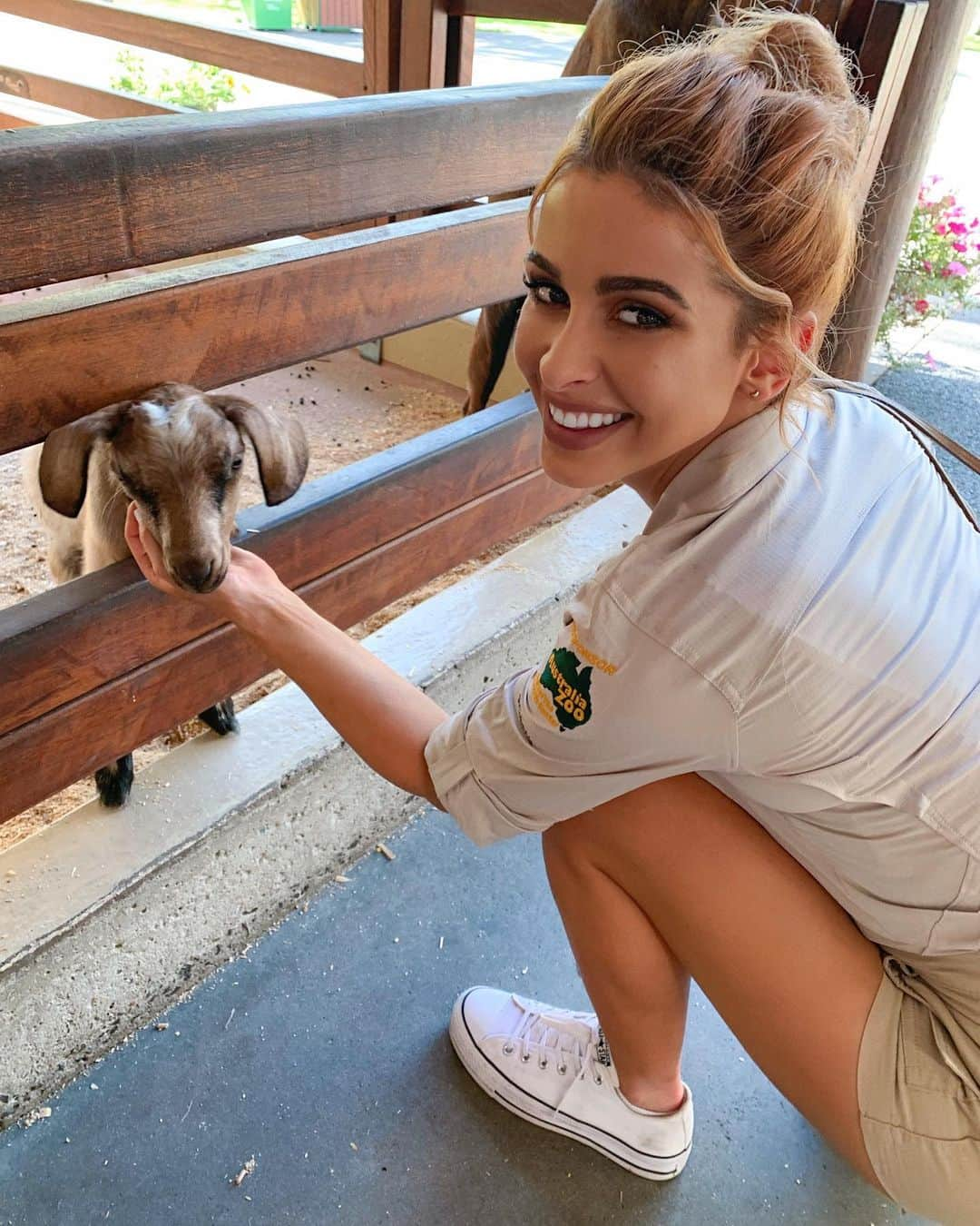 エリー・ゴンサルヴェスさんのインスタグラム写真 - (エリー・ゴンサルヴェスInstagram)「Here’s a baby goat fam.. @australiazoo @wildlifewarriorsworldwide」4月1日 19時58分 - ellie_gonsalves