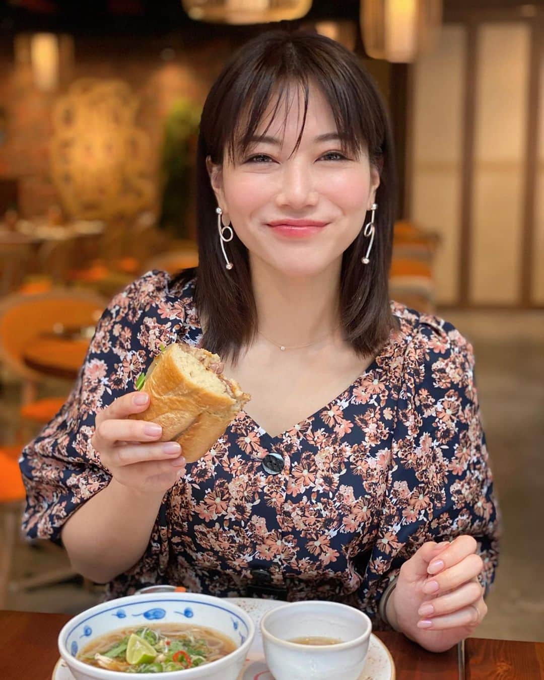 石井里奈さんのインスタグラム写真 - (石井里奈Instagram)「こんばんは🥰 . 今夜は久々の里奈ログ😋😋 最近外に出てないから写真も撮れなくてカメラロールから過去の写真を漁り中😛 . 今夜は大好きなベトナムのサンドイッチ、バインミー✨ハワイから昨年上陸した @pigandtheladyjp に行ってきたよ❤️ . ハワイでも大人気でTVでも紹介されてて気になってたお店💕ここのバインミーはフォーのスープにディップして食べるスタイル🥰😋 . 本格的なフォーのスープにひたひたに浸して食べるバインミーとっても美味しかった🥺🥺🥺❤️牛バラ肉もトロトロなの🤤✨ . しかも宅配もしてるから今の時期本当助かる☺️✨PRでもなんでもないですが、テレワークの人も多いと思うので、私のおすすめ情報でした🙆‍♀️❤️ . tops... @rienda_official  jewelry... @seadsmara . #りなまるグルメ #グルメ #恵比寿グルメ #ベトナム料理 #ベトナム #vietnam #vietnamesefood #banhmi #バインミー #finedine #宅配 #おうちごはん #テレワーク #在宅ワーク #在宅勤務 #ハワイ #hawaii #ハワイグルメ #ハワイ旅行 #ベトナム旅行 #恵比寿ランチ #恵比寿 #ebisu #肉 #meat #焼肉 #豚肉 #yakiniku #サンドイッチ #sandwich」4月1日 19時59分 - ri7tin1025