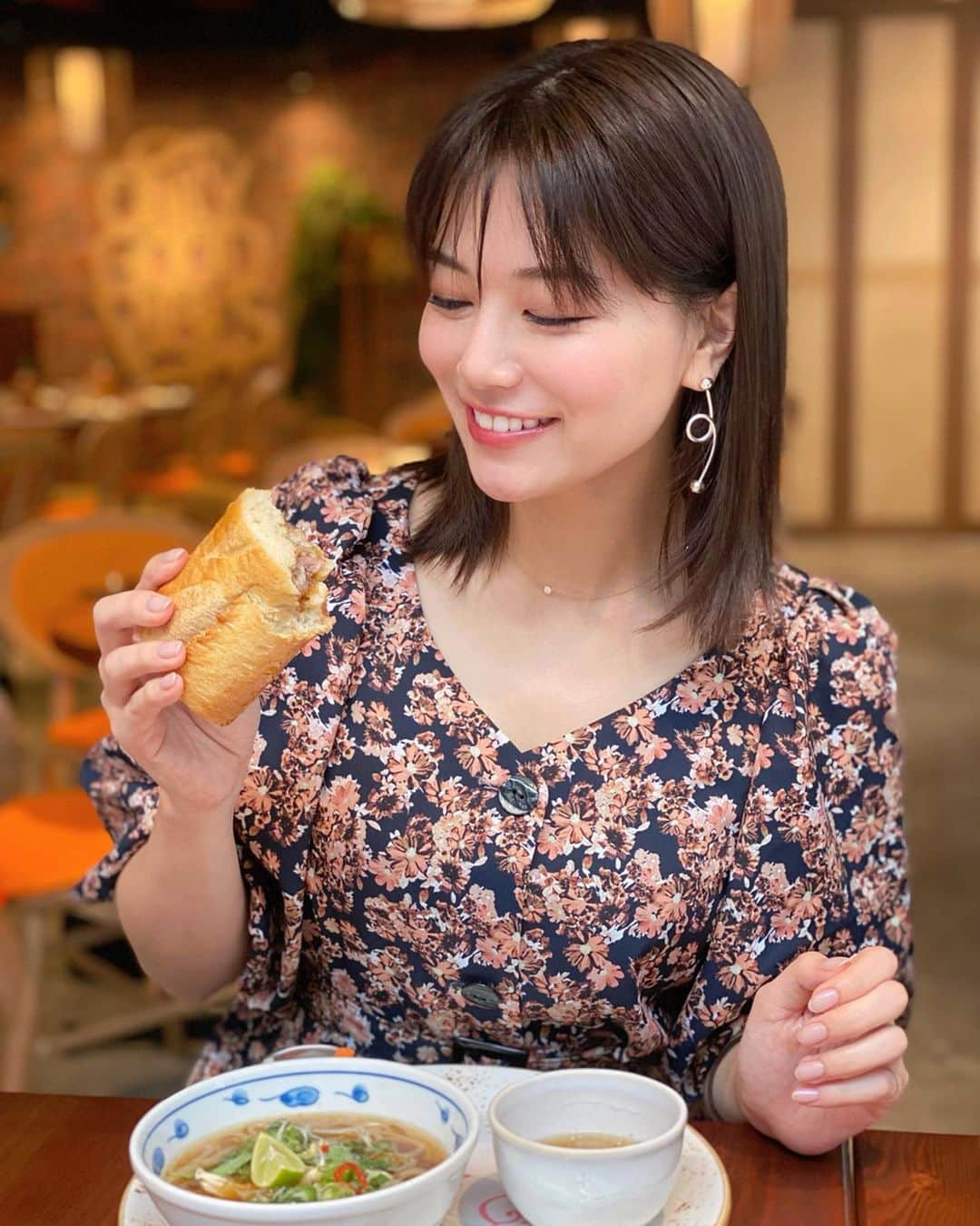 石井里奈さんのインスタグラム写真 - (石井里奈Instagram)「こんばんは🥰 . 今夜は久々の里奈ログ😋😋 最近外に出てないから写真も撮れなくてカメラロールから過去の写真を漁り中😛 . 今夜は大好きなベトナムのサンドイッチ、バインミー✨ハワイから昨年上陸した @pigandtheladyjp に行ってきたよ❤️ . ハワイでも大人気でTVでも紹介されてて気になってたお店💕ここのバインミーはフォーのスープにディップして食べるスタイル🥰😋 . 本格的なフォーのスープにひたひたに浸して食べるバインミーとっても美味しかった🥺🥺🥺❤️牛バラ肉もトロトロなの🤤✨ . しかも宅配もしてるから今の時期本当助かる☺️✨PRでもなんでもないですが、テレワークの人も多いと思うので、私のおすすめ情報でした🙆‍♀️❤️ . tops... @rienda_official  jewelry... @seadsmara . #りなまるグルメ #グルメ #恵比寿グルメ #ベトナム料理 #ベトナム #vietnam #vietnamesefood #banhmi #バインミー #finedine #宅配 #おうちごはん #テレワーク #在宅ワーク #在宅勤務 #ハワイ #hawaii #ハワイグルメ #ハワイ旅行 #ベトナム旅行 #恵比寿ランチ #恵比寿 #ebisu #肉 #meat #焼肉 #豚肉 #yakiniku #サンドイッチ #sandwich」4月1日 19時59分 - ri7tin1025