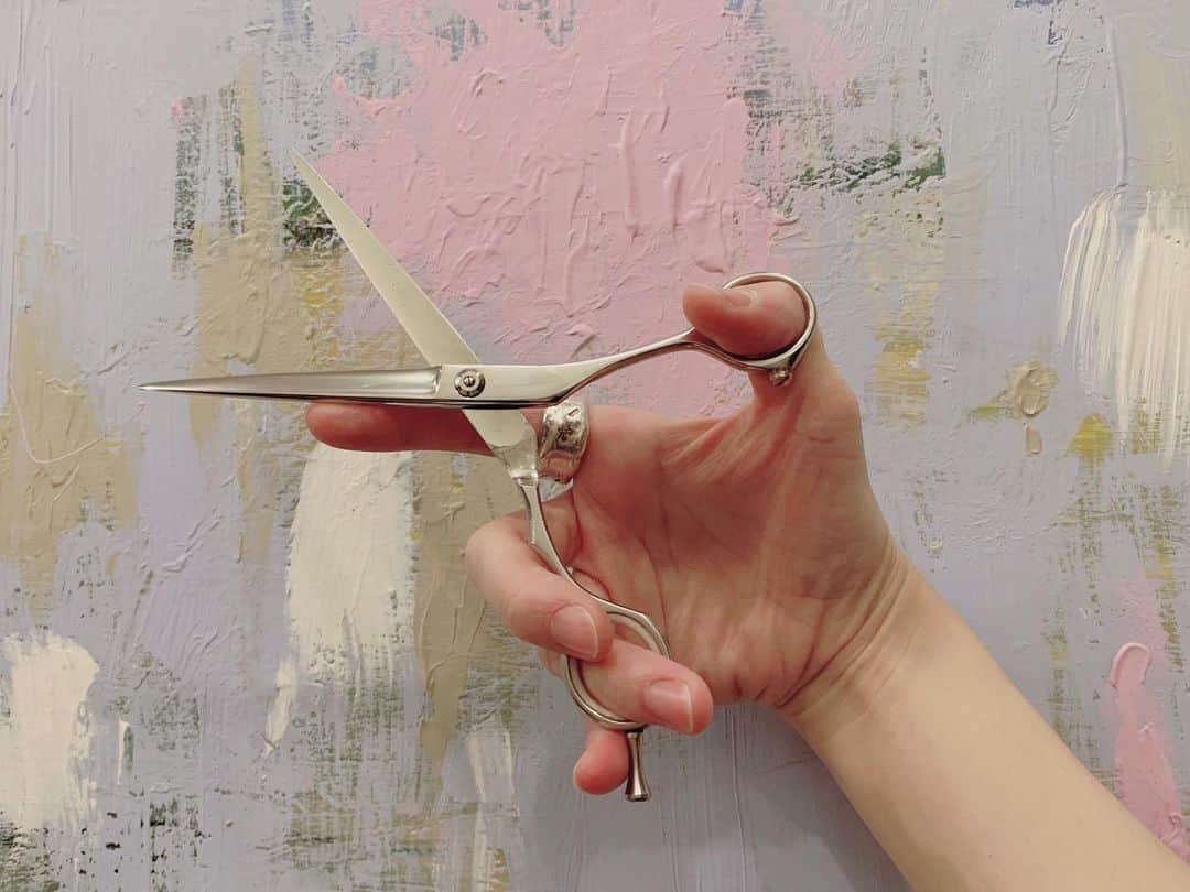 nanako itoのインスタグラム：「お客様へお知らせです。  ４月１５日からサロンへ復帰する予定でしたが、この度、新型コロナウィルスの影響を受けまして  ６月３日（水）からの復帰に変更させていただきます。  お待ちいただいていたお客様方には大変ご迷惑をおかけしてしまうのですが、どうかご理解いただけますようお願いいたします。 . 復帰後のサロンは 【SHIMA HARAJUKU】※LEAP店とは別の店舗です 東京都渋谷区神宮前1-10-30 TEL：03-3470-3855 ・出勤スケジュール 水曜日 11：00～16：30 木曜日 11：00～16：30 金曜日 11：00～16：30  土曜日 10：00～19：00 （メニューにより最終受付時間が違います。日曜日 月曜日 祝日は休み） 平日は通常よりも時間を短縮させていただくことになりますが、何卒ご理解いただけますようお願いいたします。  ご予約は５月１日（金）よりお受けいたします。  詳しくはHARAJUKU店にお電話にてお問い合わせ下さいますようお願いいたします。 ※当面のあいだホットペッパービューティーでのご予約はお受けいたしませんが、ご了承いただけますようお願いいたします。  皆さまのご来店を楽しみに待ちしております。  nanako」