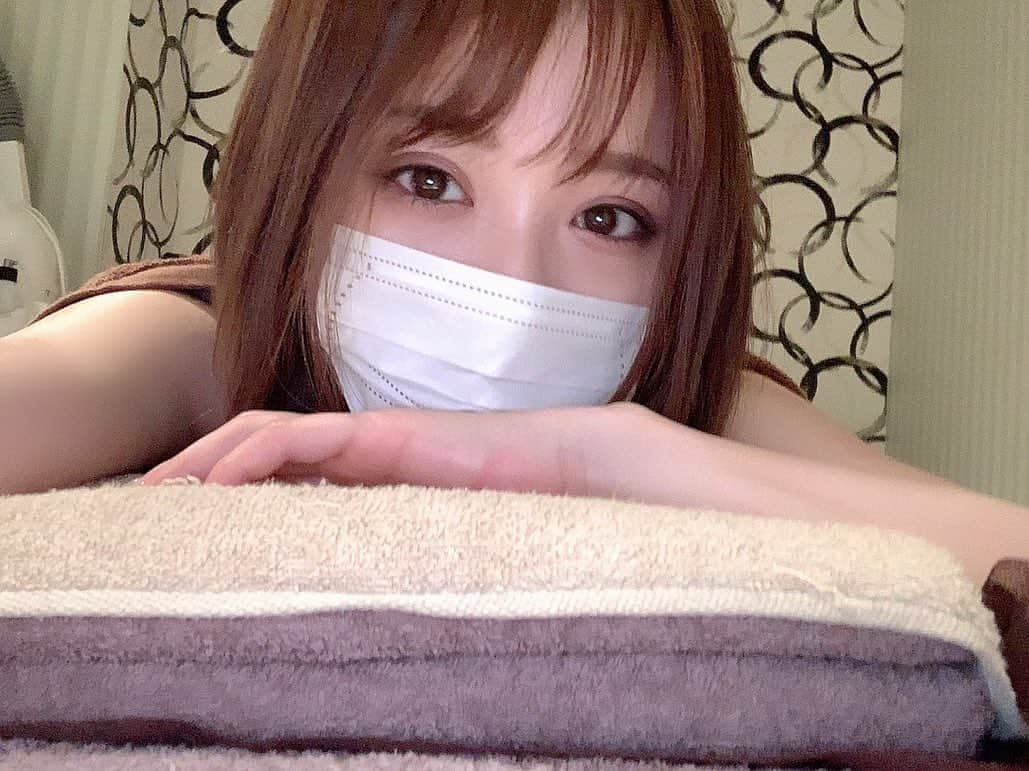 伊藤愛真さんのインスタグラム写真 - (伊藤愛真Instagram)「みんなに質問！ どんな投稿がうれしい？ . 美容系とかファッションとか 動画とか、、、 みんなの意見聞きたいっ🥰 .  ちなみにここはいつも鍼してもらってる B/CARATでエステしてきたやつ😬」4月1日 19時57分 - __emagram