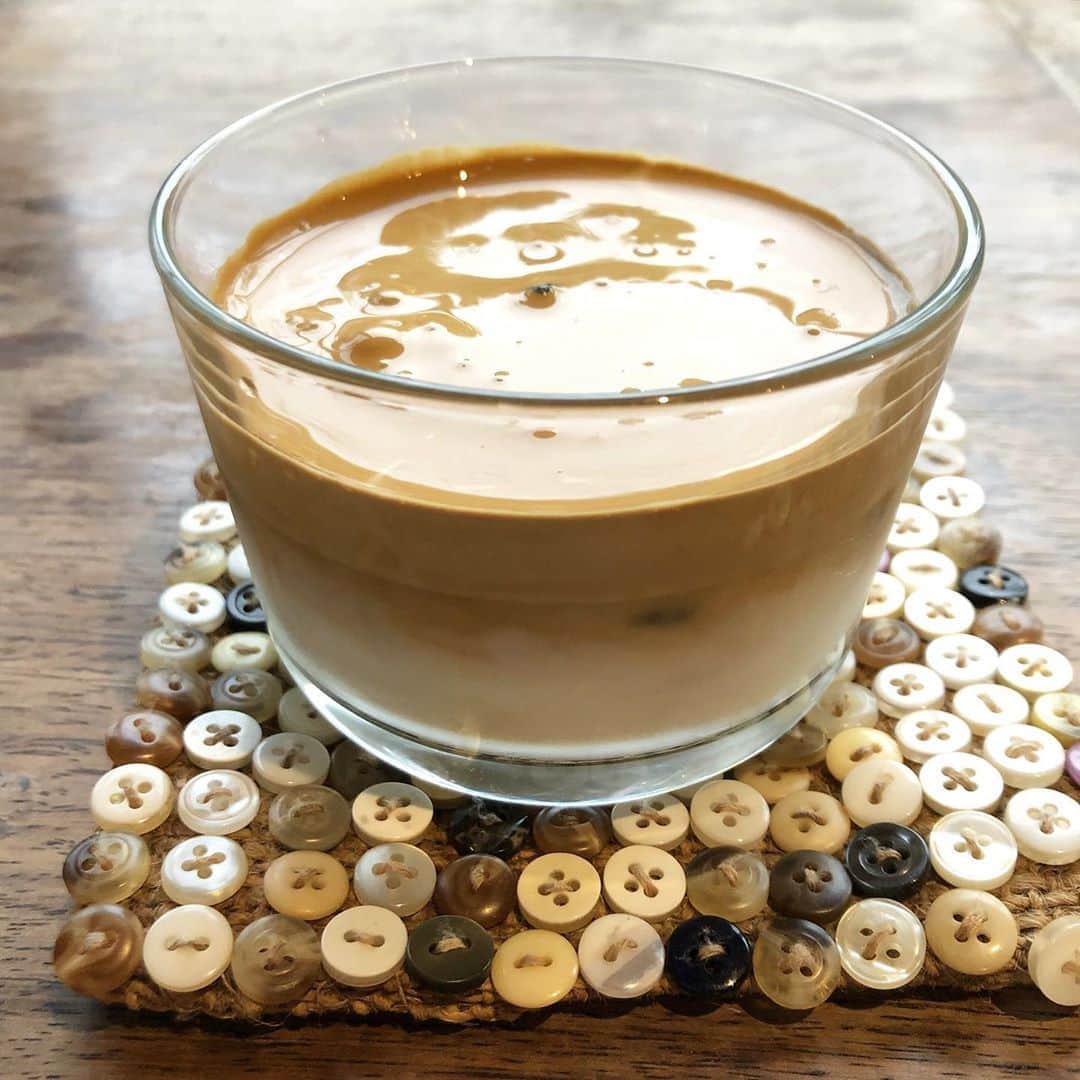 央雅光希さんのインスタグラム写真 - (央雅光希Instagram)「最近流行ってる？の？ ダルゴナコーヒー 作ってみた。 ねっとり、濃くて、香ばしくて、美味！意外と牛乳多めが好き。 #ダルゴナコーヒー　#お家カフェ」4月1日 19時57分 - tatatata_ayk