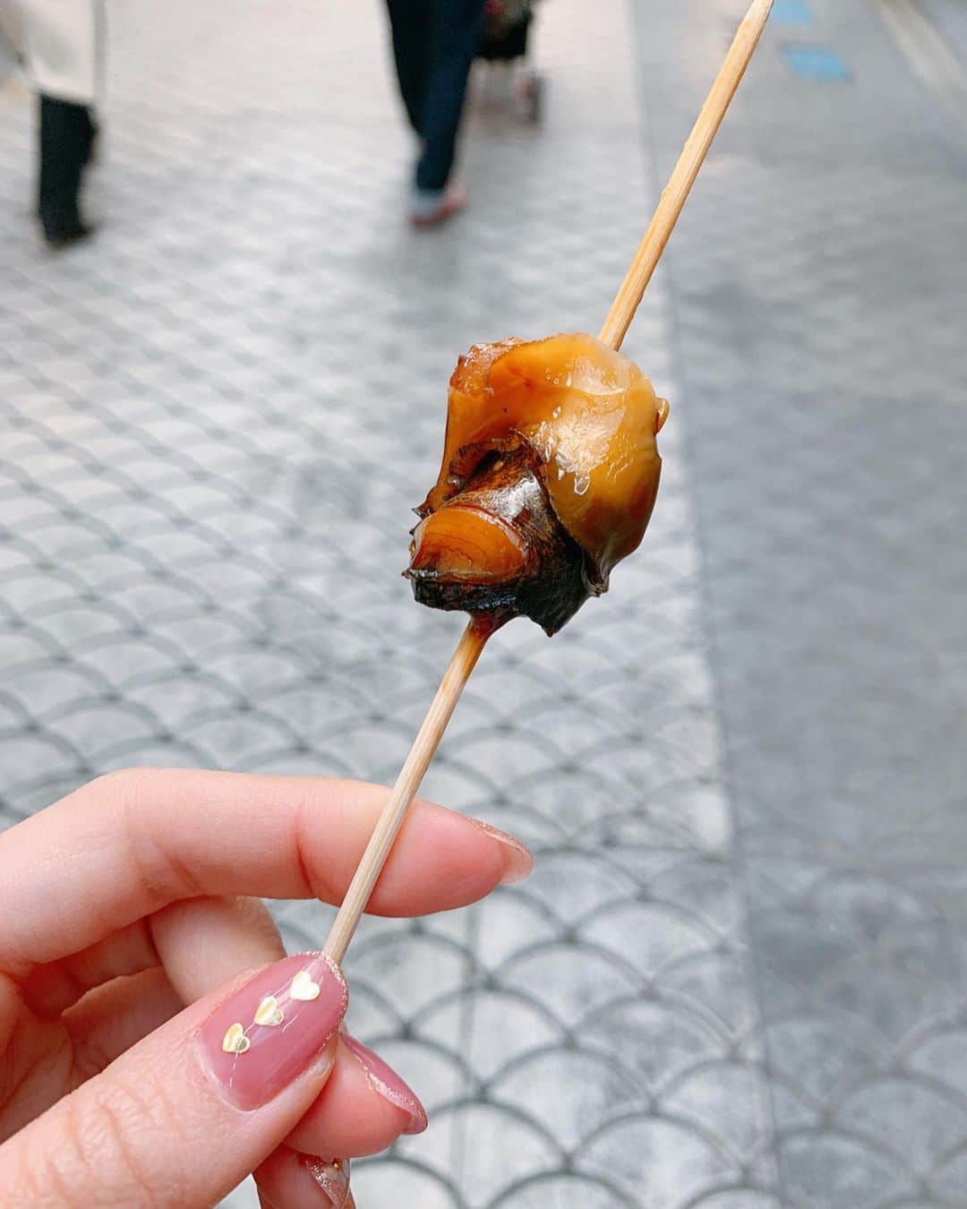 みき みーやんさんのインスタグラム写真 - (みき みーやんInstagram)「この前載せた#食べる動画 の アカニシ貝バージョン （どれも一緒やっちゅうねん） . 私、貝類ほんっと好きで 見つけたらついつい買っちゃう🐚w . . #グルメ女子#明石グルメ#明石#明石焼き#明石海峡大橋#明石公園#魚の棚#魚の棚商店街#食べ歩き#食べるの大好き#トレンチコート#春コーデ#ブルーコーデ#マーキュリーデュオ#春ネイル#タコ#明石焼#ミディアムヘア#ヘアカラー#流し前髪#前髪#mercuryduo#コーデ#きょコ#巻き髪#コテ巻き#春リップ#メイクアイテム#colony2139」4月1日 20時05分 - mi_yan0101