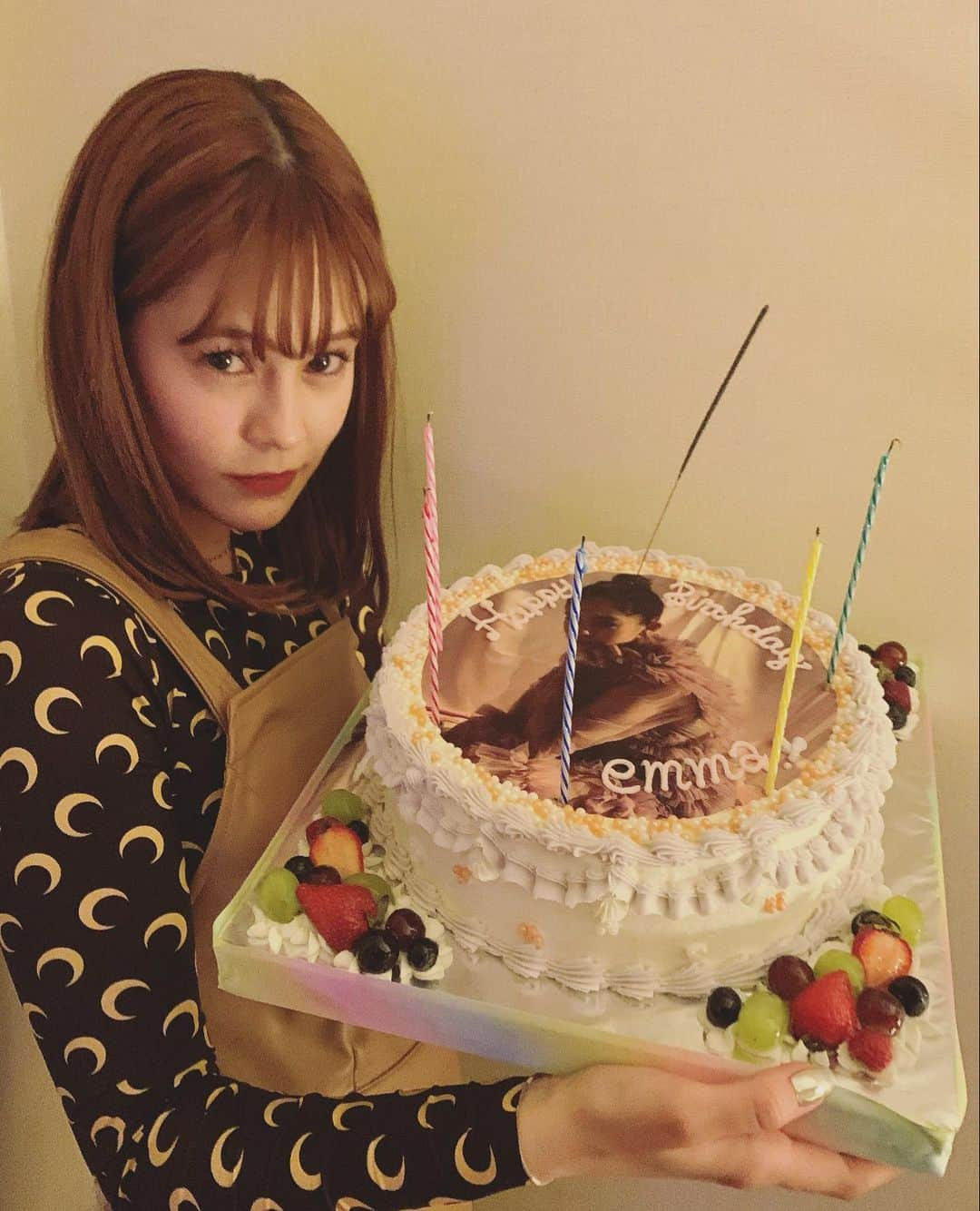 emmaさんのインスタグラム写真 - (emmaInstagram)「不安な日々が続く毎日で私ごとで恐縮ですが、 4月1日で26歳を迎えました🌹 素敵なケーキを贈って頂き、お家でひっそりお祝いしました🙏🏻 状況が状況なので会いたいのに会えない人が多いし、イベントやスケジュールも延期になったり、思うように物事が進まず大変な時ですが、 こんな時だからこそ気づく人の優しさがあるなと実感しています。  たくさんのお祝いメッセージ 本当にありがとうございます！ 26歳も私は私らしく🌹　Love u all !!! 2020.04.01  emma 💋xxxxx」4月1日 20時06分 - okss2121