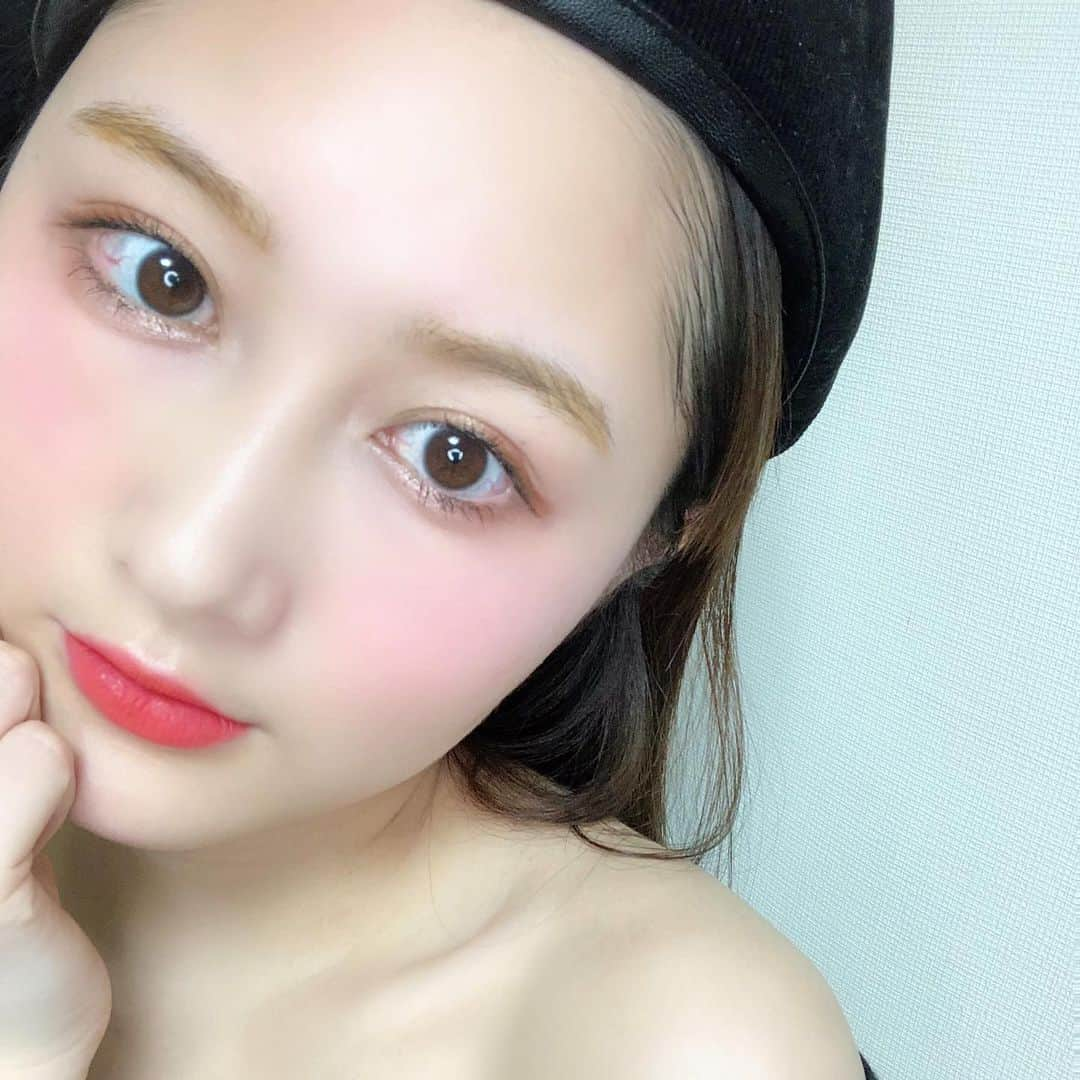 矢倉楓子さんのインスタグラム写真 - (矢倉楓子Instagram)「最近のお気に入りパックとコスメ💄﻿ ﻿ ﻿ CHANELのアイシャドウは最近発売された新色✨﻿ リップは2本目です！﻿ ﻿ HACCIのハニーシートマスクは﻿ メイクしたまま寝てしまった日や﻿ かなりかさかさした砂漠状態のお肌でも﻿ このマスクをすると一気に潤いを取り戻し﻿ ツヤツヤになる✨﻿ ﻿ かなりこってり重ためのマスクなので﻿ 夜のスキンケアや、ゆっくりスキンケアができる時間がある朝にオススメ！🍯﻿ HACCIは蜂蜜で有名だけどパックも優秀でした！﻿ リピート確定✨﻿ ﻿ ﻿ CHANELのアイシャドウとリップ﻿ HACCIのシートマスクはファンの方からプレゼントで頂きました✨﻿ 初めて使ってみてかなり良かった！﻿ ありがとうございます💌﻿ ﻿ ﻿ ﻿ FEMMUEのパックも﻿ こってりしていてかなり保湿してくれます！﻿ 乾燥からくるくすみをケアしてくれる！﻿ ﻿ FEMMUEはファンデーションも使っているのですがスキンケアしながらカバーできるので﻿ お肌の調子が悪かったり少し休ませたいときに﻿ このブランド使うことが多いです❣️﻿ ﻿ ﻿ Kingdomのマスカラは下まつげに使ってます！﻿ ﻿ ﻿ CHANEL﻿ レキャトルオンブル354 ウォームメモリーズ﻿ ﻿ ルージュアリュールインクフュージョン　814﻿ ﻿ HACCI ハニーシートマスク﻿ ﻿ FEMMUE ドリームグロウマスク﻿ ﻿ Kingdom  TSマスカラ﻿ ﻿  #chanel #femmue #hacci #kingdom ﻿ #コスメ好きさんと繋がりたい  #コスメ購入品 #コスメレポ」4月1日 20時17分 - fufu_ice