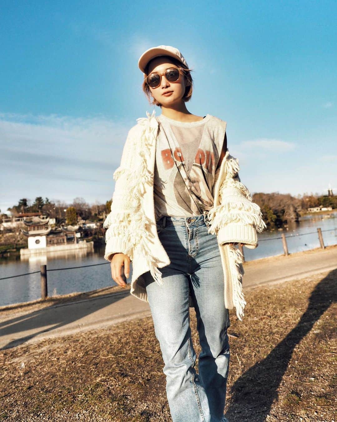 のインスタグラム：「﻿ いつかのoutfit🧚‍♀️🦀﻿ ﻿ ﻿ 地球が自粛モードで﻿ ワタシは最近月のパワーに驚くことが﻿ 多すぎてめちゃ色々調べてます🌕🧚‍♀️﻿ ﻿ ﻿ ﻿ ちなみに、、、﻿ 今日はグレゴリオ暦では4月1日 (水) 🌝🧝‍♀️🙏﻿ ﻿ 「１３の月の暦」では、﻿ 9月（太陽の月） の 26日（木）です♡🧚‍♀️﻿ ﻿ ﻿ Kin3　青い電気の夜　の日🌎﻿ ﻿ ﻿ ﻿ 🌕月のパワー🌕﻿ ﻿ 満月の夜には必ず産卵をする生き物がいて、﻿ 海の生物である珊瑚・牡蠣・ウミガメが有名🐢﻿ ﻿ 満月の夜図られたように一斉に卵を産むし、﻿ 植物の中にも、満月の夜にだけ花が咲く植物もいたり🥀﻿ ﻿ 月の引力は潮の満ち干に関係していて﻿ その力は地球上全ての水に関係性が強い！﻿ ﻿ 地球の70％以上は海でその波は、﻿ 月の満ち欠けによって動いてます🌊﻿ そして海の潮の満ち干をもたらすように、﻿ 月は人間の身体にも影響を与えるみたい🧝‍♀️﻿ ﻿ 人間の体の約60％以上が水分（血液など）から出来ているから、﻿ 女性は毎月くる月経があって、﻿ 特に月に影響を受けやすいみたい！﻿ ﻿ ﻿ ﻿ 次の新月は﻿ 2020.4.23 (THU) 11:26﻿ "牡牛座"の新月ですよん♡﻿ これをすぎたあとに﻿ 8時間以内に願い事をするのがいいみたいだよ〜﻿ ﻿ 月の光を浴びるとセロトニンが分泌されるから﻿ 月光浴はおすすめ🌕﻿ ﻿ ﻿ ﻿ 最近注目してる13の月の暦も﻿ 月が関係してるから﻿ 月のボイドタイムとか調べていても﻿ なんか重なることが多すぎてヤバイ🧝‍♀️🧚‍♀️🧡🧡﻿ ﻿ ﻿ ﻿ #outfit #スピリチュアル #ootd #fashion﻿ #メイク #ハーフメイク #外国人風﻿ #外国人風メイク﻿ #月 #moon #月光浴﻿ ﻿ ﻿ ﻿ ﻿」