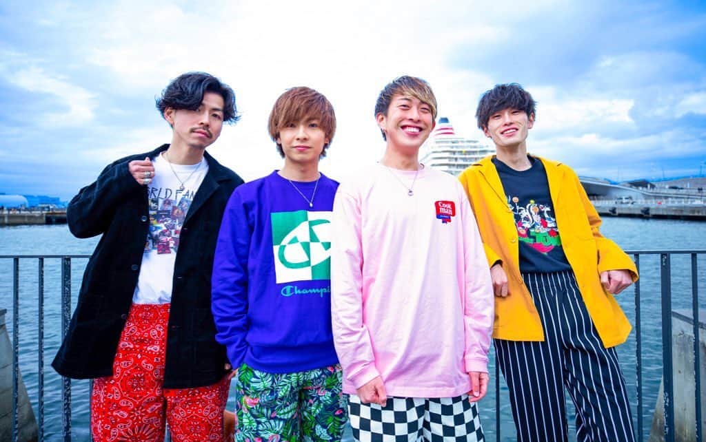 のインスタグラム：「【Snugsからの発表‼️】 . . ◾️各種音楽配信サービスにてSnugsの楽曲の配信決定‼️ . . . ◾️『Snugs2周年記念プレミアム配信〜あの1stワンマンをもう一度〜』 4月4日 19:00より プレミアムツイキャスにてLIVE配信決定‼️ . . . 詳細は後ほど‼️ みなさんお見逃しなく🙋‍♂️✨. . . . #Snugs #スナッグス #桑原健次 #杉田ゆういちろう #SEIICHI #橋場万寿男 #Snugs2周年 #0404 #サブスク #配信決定」