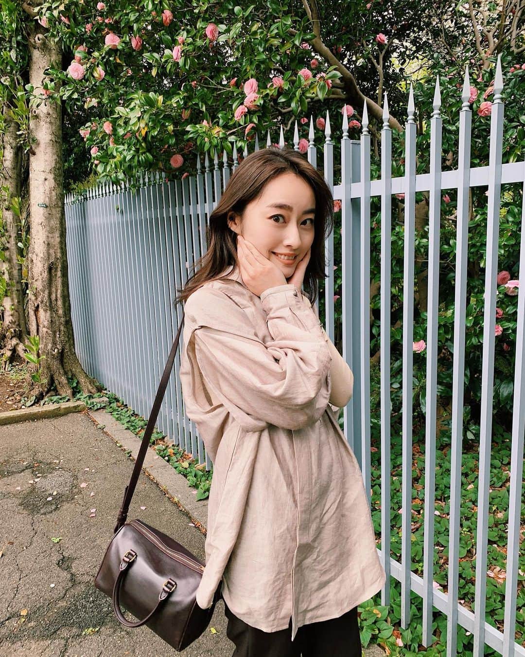 小祝麻里亜のインスタグラム：「3月上旬に届いたシャツ。寒かったけど、早々と着たんです😊💞 ウイルスもですが、ここ最近寒暖差がすごいので風邪にも気をつけてくださいね😖👌👌 春は、まだまだ着たい洋服があるから…たとえお出かけしなくても、時間見つけて、自宅敷地内で撮ろうかな🙆‍♀️🌸　ちいさな楽しみを見つけて行こうっと！  tops. @mediam_official  bottoms. @freaksstore_official  shoes. @lagunamoon_com  bag. @ysl ． ＿＿＿＿＿＿＿＿ #outfit #coordinate #look #instafashion #셀스타그램 #얼스타그램 #코디 #스타일링 #데일리 #데일리룩 #오오티디  #コーデ #パンツコーデ #春コーデ」