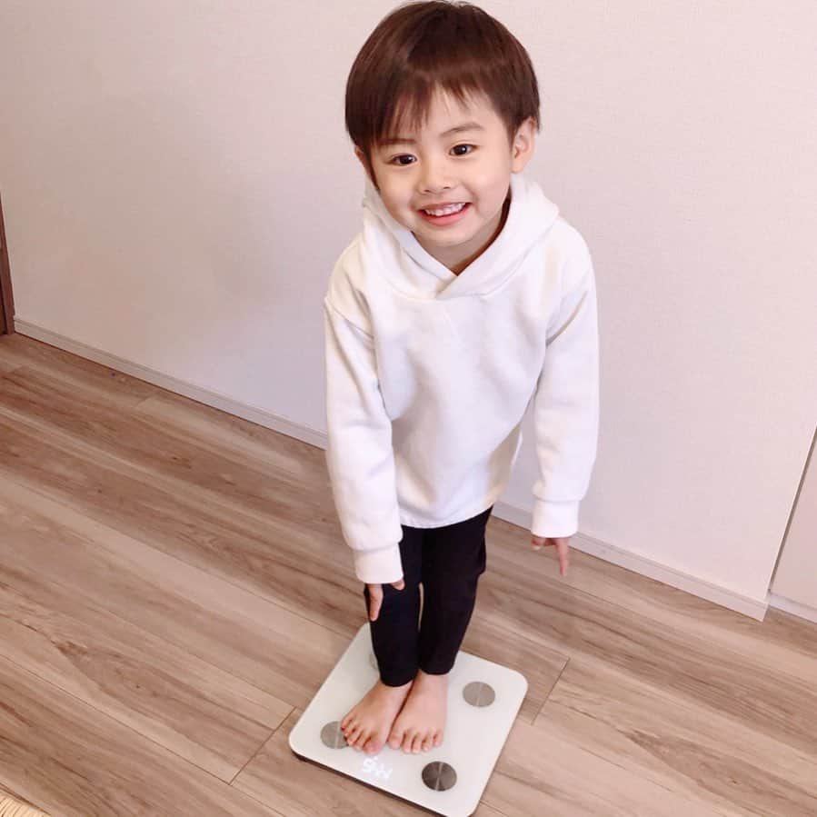 A_kun*mamaさんのインスタグラム写真 - (A_kun*mamaInstagram)「﻿ あーくんがビックリ顔で﻿ 乗っているものは﻿ 何でしょう⁉️←いきなりの問題出題😂﻿ ﻿ ﻿ 🅰️正解は〜﻿ スマホ連動の﻿ 【体重体組成計】でした✨🤗 @feelline.atworks ﻿ ﻿ この体重計、アプリで連動させると﻿ 体重だけじゃなくて、なんと﻿ BMI・体脂肪率・除脂肪体重・皮下脂肪・﻿ 内臓脂肪・体水分率・骨骨格・筋肉量・﻿ 骨量・タンパク質・基礎代謝・体内年齢までが﻿ 細かく分かるんです‼️😳👏　#feelline﻿ （⑤枚目アプリの画像をスクショしたもの）﻿ ﻿ ﻿ 初めてここまで詳細に正確に計測できて﻿ ビックリ。やっぱり実際に数値に出ると﻿ 分かりやすいですね👀👏﻿ ﻿ ﻿ しかも結果を共有できるので﻿ 主人👨と2人で見せ合って﻿ よし健康の為にダイエットも﻿ 生活も色々気をつけよう‼️と﻿ モチベーションが上がりました✨﻿ ﻿ あーくんもお気に入りで毎日測って﻿ みんなで体重測定がブームなので😂﻿ 家族みんなで健康維持のために﻿ 頑張るぞぉ〜💪😁﻿ ﻿」4月1日 20時34分 - aaaooo121