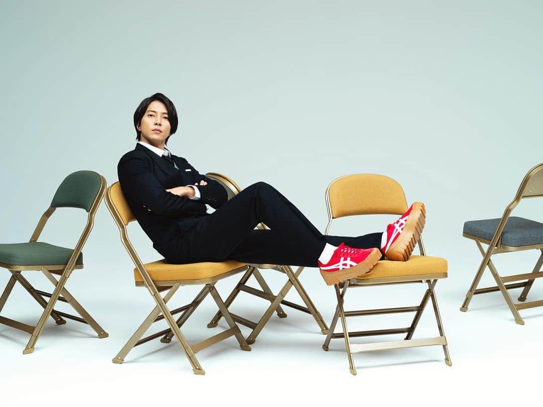 長山一樹のインスタグラム：「本日発売の雑誌Penの「オニツカタイガー完全読本」の表紙、巻頭特集より。 @penmagazine  @onitsukatigerofficial  @onitsukatigerjp  Model #山下智久  Editor @tomoyuki_kondo  #pen #magazine #onitsukatiger #オニツカタイガー #mensfashion #メンズファッション #photography #kazukinagayama #長山一樹 #hasselblad #h6d #ハッセルブラッド #中判カメラ」