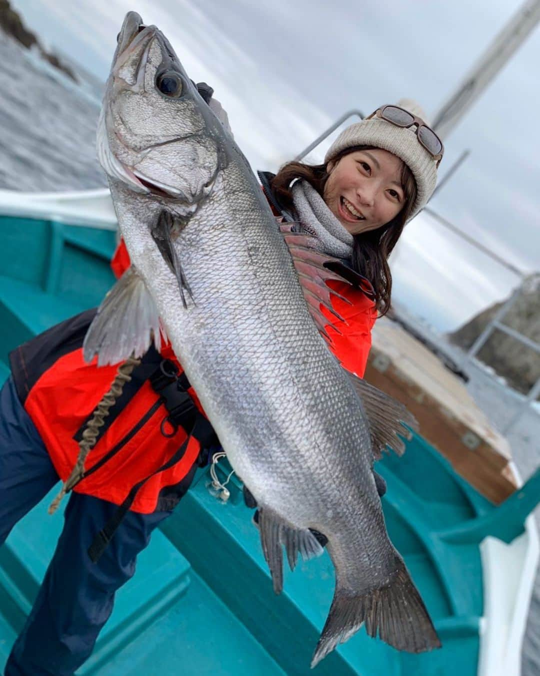 高本采実さんのインスタグラム写真 - (高本采実Instagram)「🎣 ヒラマサ釣行を予定していましたが 天候の都合で行けなくなり ヒラスズキ釣行に変更していってきました🐟 . 初のヒラスズキ釣行‼️ サラシに打ち込んで食わせる、ゲーム性のある楽しい釣り🎣 . １日目はお昼過ぎから出船⛴ 出船してまもなく2連続でバイトがありましたが 最初合わし方が分からず外してしまい。。。 三度目の正直‼️ 次のバイトでちゃんと食い合わせし 割と手前でルアーを食ったので 秒であがった初ヒラスズキ(*ﾟーﾟ*)✨ サイズは76cmでしたー😂🙏🏻💕 . 釣った後に改めて見ると大きいことに気がつきました😂 . 最近どう森ではよく釣ってるけど（笑） 実際釣って見てみると、カッコイイ魚だー‼️ . . . . #ヒラスズキ #スズキ #鱸 #シーバス #seabass #seabassfishing  #サラシ #磯 #磯釣り #boatfishing #ボートフィッシング #烈波 #セットアッパー #フローティング #ブンブンイメージガール #barramundi  #徳島 #釣り #釣果 #釣りフォト #tsurijoy  #釣り好き #釣りガール #アングラー #angler #fishinggirl #钓鱼 #高本采実 #あやみん #ayamistagram」4月1日 20時42分 - ayami__summer