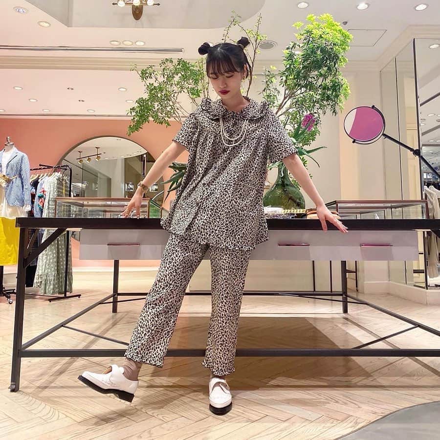 菅野梓のインスタグラム：「.﻿ 良きタイミングが重なって﻿ @vermeeristbeams のsetupパジャマを購入。﻿ かわいい、沢山着回しできちゃうね❤︎🐆﻿ そしてやっとお団子出来る髪の長さになった◎﻿ .﻿ #レオパード #vermerristbeams #kannofuku」