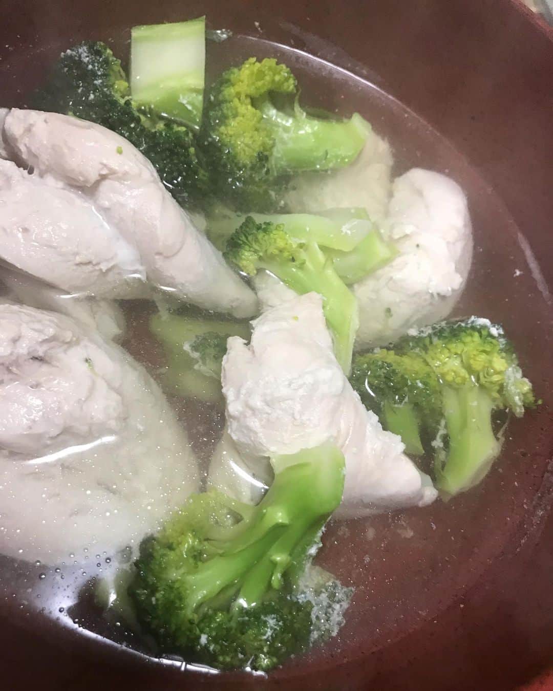 石川修司のインスタグラム：「お昼ごはん。 ササミとブロッコリー #巨人のグルメ」