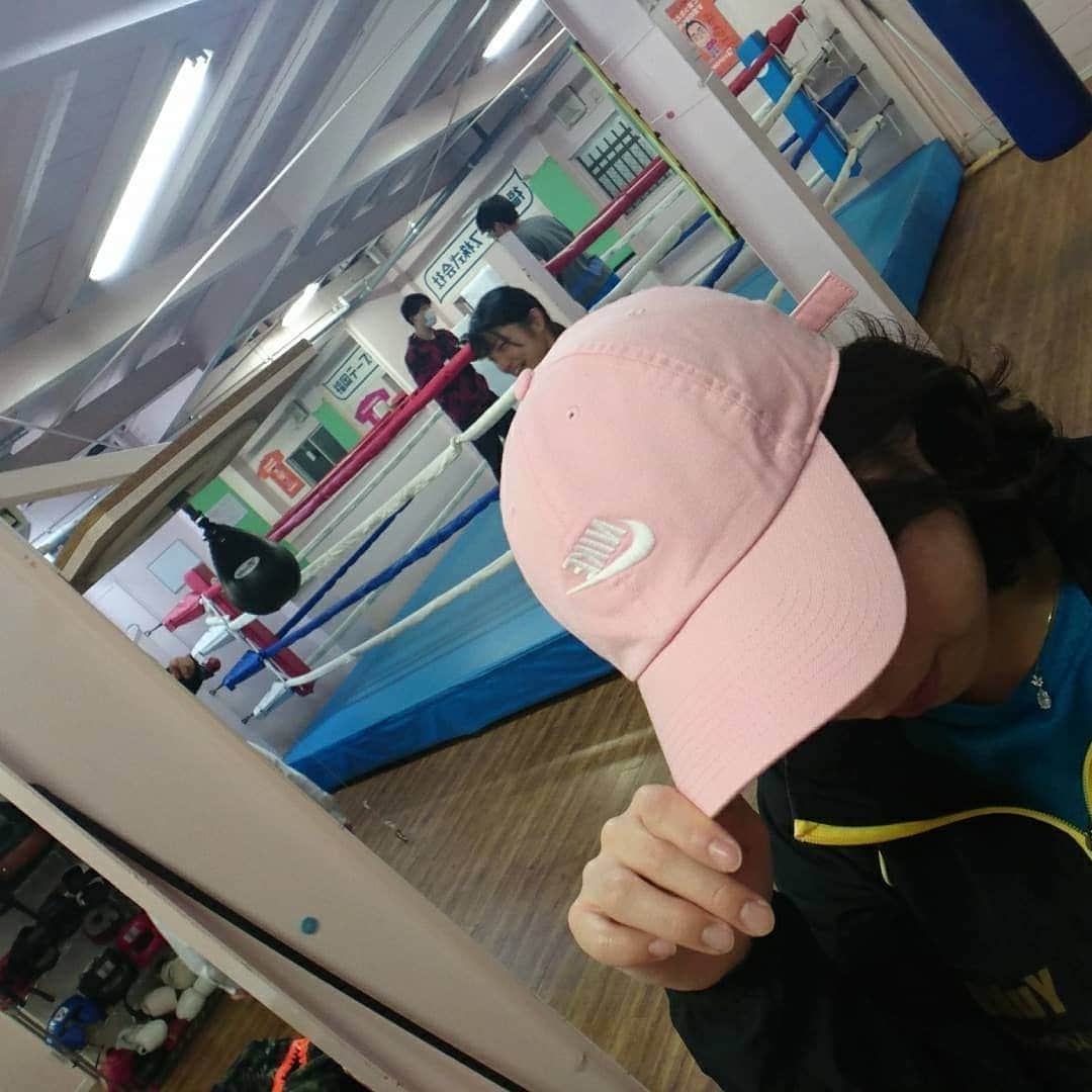 黒木優子さんのインスタグラム写真 - (黒木優子Instagram)「可愛いYukoジムの女子高生プロボクサーのどかから誕生日プレゼント✨  NIKEのピンク帽子(*´ω｀*) のどかありがとう❤️ 夢ものどかも可愛い可愛いYukoの天使だ❤️❤️❤️ #女子高生プロボクサー #可愛い天使 #平山夢 #古川のどか」4月1日 12時02分 - yuko.kuroki
