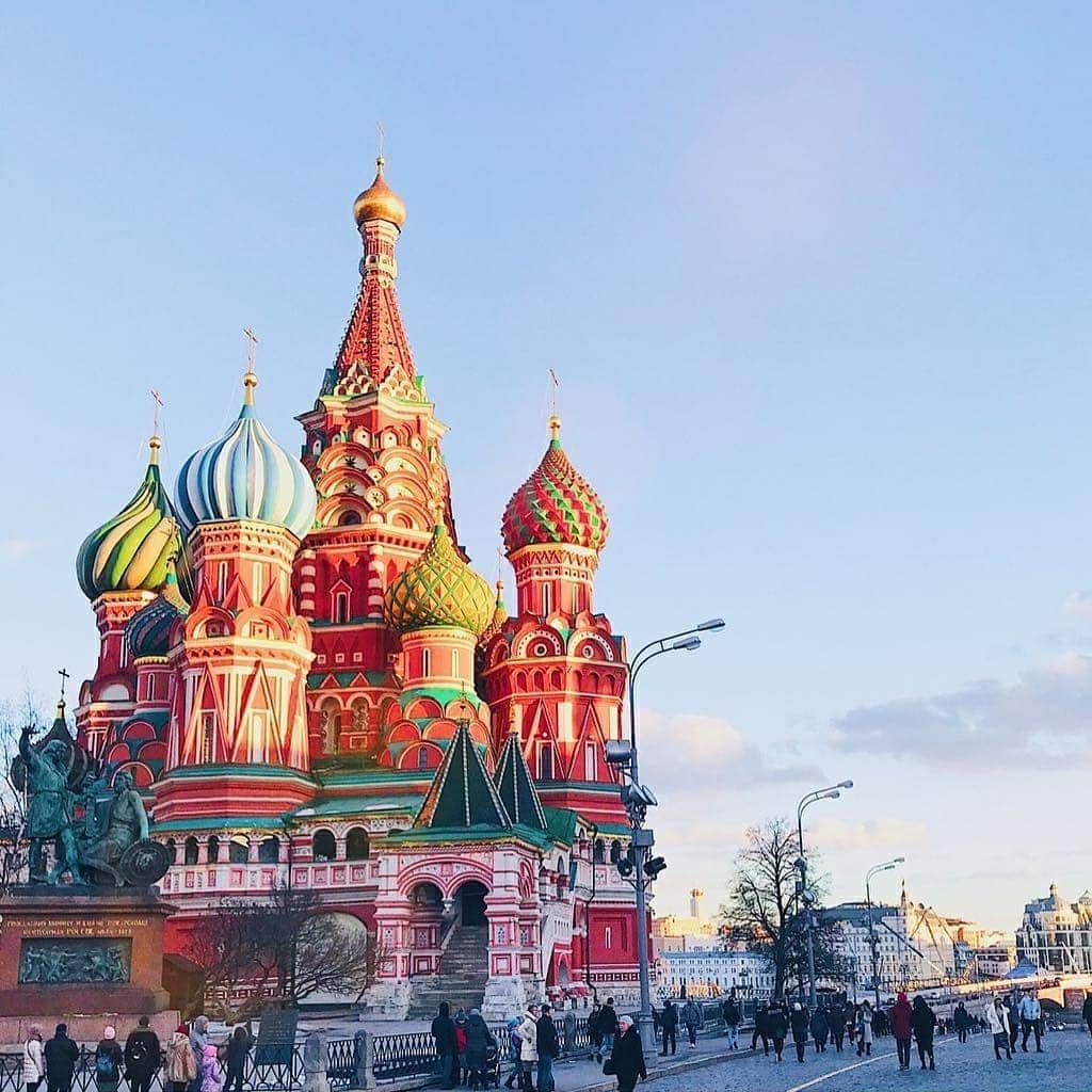 旅工房公式さんのインスタグラム写真 - (旅工房公式Instagram)「#ロシア　#ロシア旅行　﻿ ﻿ 世界最大の面積を誇る、ロシア🇷🇺 誰もが知っている世界遺産から、美しい美術館にモスク、ロシア雑貨をご紹介します❤️﻿ ━━━━━━━━━━━━━━━﻿ ▽お写真ありがとうございます！﻿ ﻿ １：@__matrip さん﻿ ロシアを代表する世界遺産、聖ワシリイ大聖堂✨﻿ 実はこの大聖堂、９つの独立した聖堂が集まって、一つの大聖堂になっています😳﻿ 玉ねぎのようなユニークな屋根と、カラフルな色合いがかわいい💕﻿ ﻿ 2：@azu_trip さん﻿ 世界三大美術館の一つ、エルミタージュ美術館🎨﻿ 名高い美術品が、約300万点収蔵されている、ゆっくりと滞在したい場所です😍﻿ 絵画だけでなく、豪華な内装も人気のポイント✨✨﻿ ﻿ ３：@375_1007 さん﻿ ターコイズ色が美しい、サンクトペテルブルクモスク🕌﻿ 5000人を収容できるロシア最大のモスクで、﻿ その美しさから、今インスタグラムで人気を集めています📷💕﻿ ﻿ ４：@coco_nkk さん﻿ 世界で最も古く、深く、透明度が高いと言われる、バイカル湖😍✨﻿ 冬は氷点下30℃にもなり、半年は氷に覆われているという巨大な湖！﻿ 綺麗で迫力のある氷の世界に一瞬で心を奪われたそう🌟﻿ ﻿ ５：@mu_kcさん﻿ ロシアといえば！のマトリョーシカ❤️﻿ 日本の入れ子人形が起源ともいわれ、お土産としても大人気です🛍️﻿ 地域や作者によって表情や衣装が異なることも魅力😉﻿ ﻿ ━━━━━━━━━━━━━━━﻿ 素敵な海外のスポットやグルメ、アイテムの写真にはぜひ#旅工房 や @tabikoboをタグ付けしてください❣️」4月1日 12時06分 - tabikobo