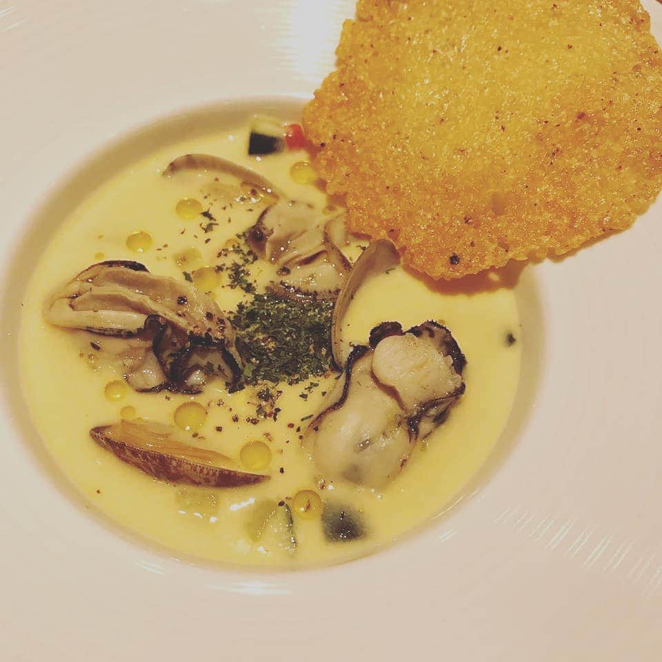 USAライス連合会さんのインスタグラム写真 - (USAライス連合会Instagram)「😋＜広島牡蠣とアサリのクラムチャウダー カルローズのメルバライス添え＞ . 広島のカキとあさりでクリーミーなスープに仕上げました。薄くカリっと焼いた #カルローズ のメルバライスを添えています。風味豊かなスープと香ばしいメルバライスがよく合います。 広島 三原港近くの「Bistro Petit Lapin #ビストロプティラパン 」にていただける期間限定メニューです！ （ディナータイムのみ提供・800円税抜） . 🔶Bistro Petit Lapin 広島県三原市港町3-4-3 CASAFIORE港町1F . . 「スープ×カルローズ」フェアのメニューです 【 https://www.usarice-jp.com/soup_promotion/ 】 . . #スープに合う#おコメ#カルローズ米 #カリフォルニア米#アメリカ米#クラムチャウダー#牡蠣のクラムチャウダー#広島牡蠣#ごはんせんべい#スープリゾット#スープごはん#三原市#三原駅#三原港#三原グルメ#USAライス連合会 #calrose#CalroseRice#CaliforniaRice#SoupWithRice#ClamChowder#BistroPetitLapin#Mihara」4月1日 12時19分 - usa_rice_jp