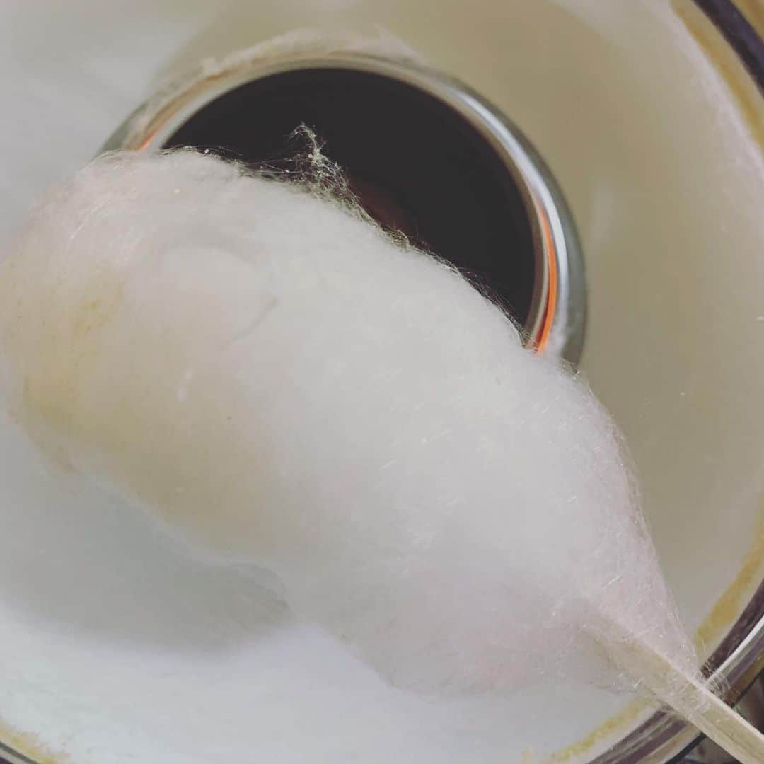 相川七瀬さんのインスタグラム写真 - (相川七瀬Instagram)「午前中たくさん、宿題をやってお家で綿飴。子供たち喜んでます😊私もこの時間を大切に使いたい。総復習。  #cottoncandy #自宅で綿菓子」4月1日 12時22分 - nanasecat