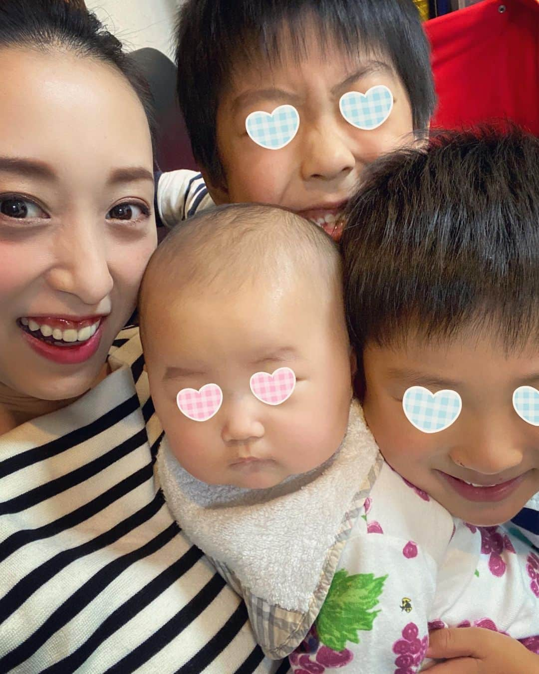 中西麻里衣のインスタグラム：「4月になりましたね🌸 外出自粛生活。息子達は毎日コロナウイルスのNEWSを一緒に見ているので… 公園へ行きたい。どこか遊びに行こうよ。など言わなくなりました💨 その分…ゲームしていい？やTV見たいは増えましたが💦後取っ組み合いも😅 パパのお仕事も影響をうけてお家にいる日も多くなってきているので、、、夫婦喧嘩せず家族仲良く過ごせるようにしなければと思います😌 外に出ないとなるとほぼすっぴん生活になってますが。久しぶりにお化粧したので4人で写真撮ってみました😂 #お家で#お家時間#5人家族#3人育児#家事は減らない#😂#おこもり美容#頑張りたい#離乳食作り#はかどる#良いことを見つける#早く草原を走らせたい#コロナ#収束を願うばかり」