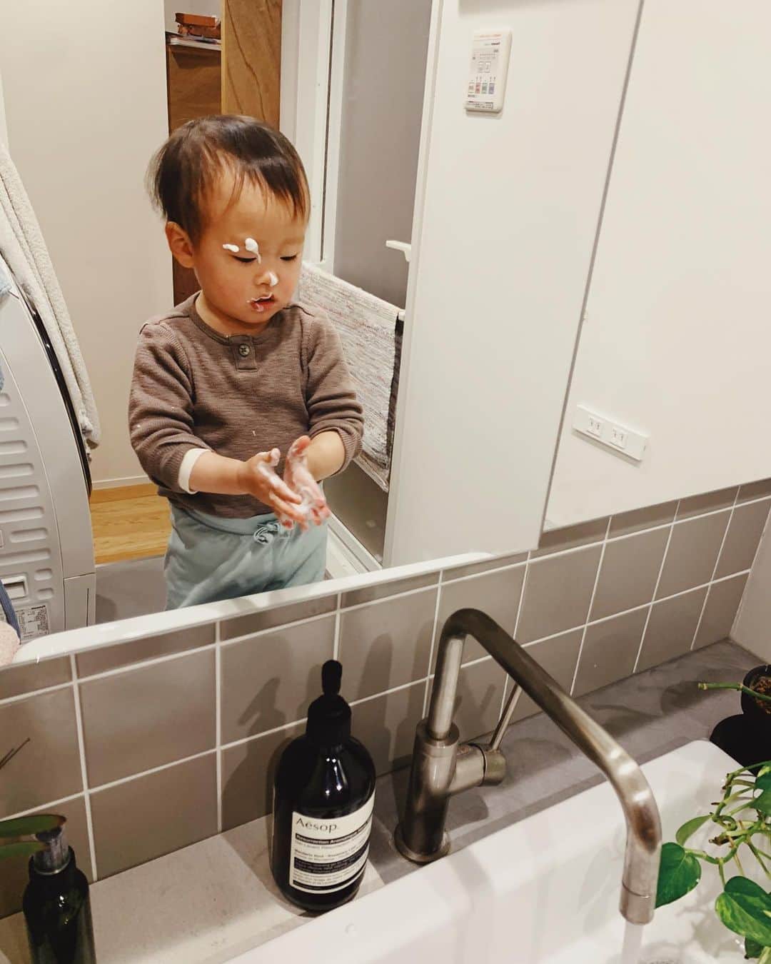 花盛友里さんのインスタグラム写真 - (花盛友里Instagram)「手洗いを真面目にやったらこうなった１歳児。  手洗いが何より大事なんだって！ とにかく手洗い手洗い。」4月1日 12時28分 - yurihanamori