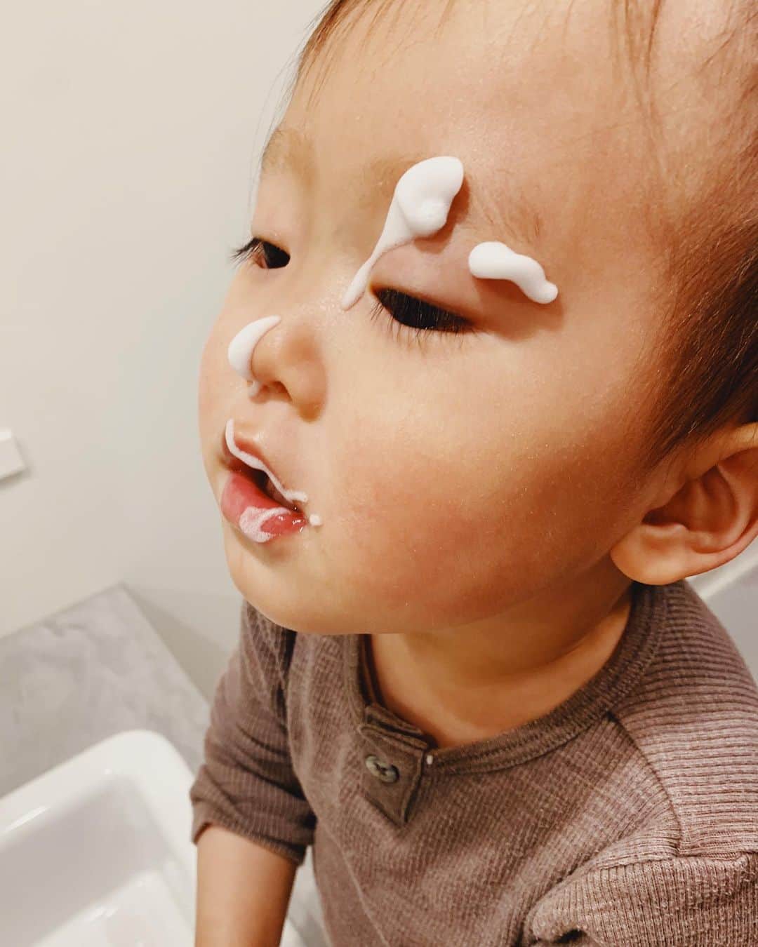 花盛友里のインスタグラム：「手洗いを真面目にやったらこうなった１歳児。  手洗いが何より大事なんだって！ とにかく手洗い手洗い。」