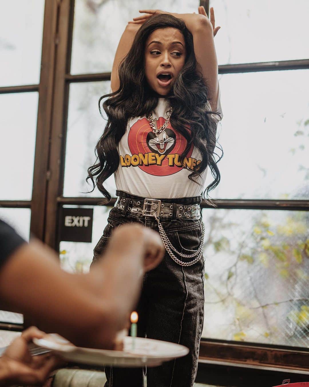 リザ・コッシーのインスタグラム：「last year when my friends gave me a wig vs. this year when i quarantined in one • thank y'all for the double dozen birthday lovin' 🤍」
