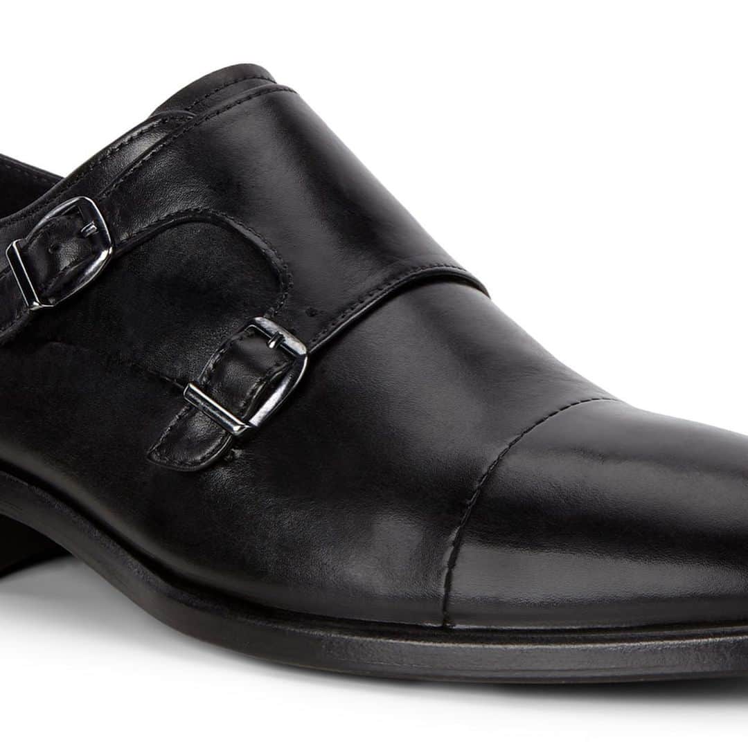 のインスタグラム：「【5F /エコー】2020 SS NEW  MENS COLLECTION . . 【VITRUS MONDIAL 】 . "Timeless Elegance, Modern Comfort"をテーマに生まれた、次世代のドレスシューズ。自社のタナリー（革なめし工場）でつくられたつややかなプレミアムレザーのアッパーは、品格の高さのみならず、柔らかさや通気性にもすぐれています。新たに開発されたVITRUS™シャンクが、着地面全体をしっかりと支え、正確に足裏にフィット。ドレスシューズの窮屈さから足を解放します。ECCO独自のFLUIDFORM™（一体成型製法）による軽量ソールは、クッション性と柔軟性をキープ。さらにインソールはもちろん、アウトソールをレザー貼りにすることにより、本格ドレスシューズの趣に。シックなスタックヒールは底部分が交換修理可能な仕様です。インソールなしでも履けるエクストラウィズスタイル。. シンプルなプレーントウ、ストレートチップ、モンクストラップなどバリエーション多数。 . ■VITRUS MONDIAL ￥41,800（税込)～￥50,600（税込） .  ぜひ5F店頭にてお試しください。ご来店お待ちしております♪」