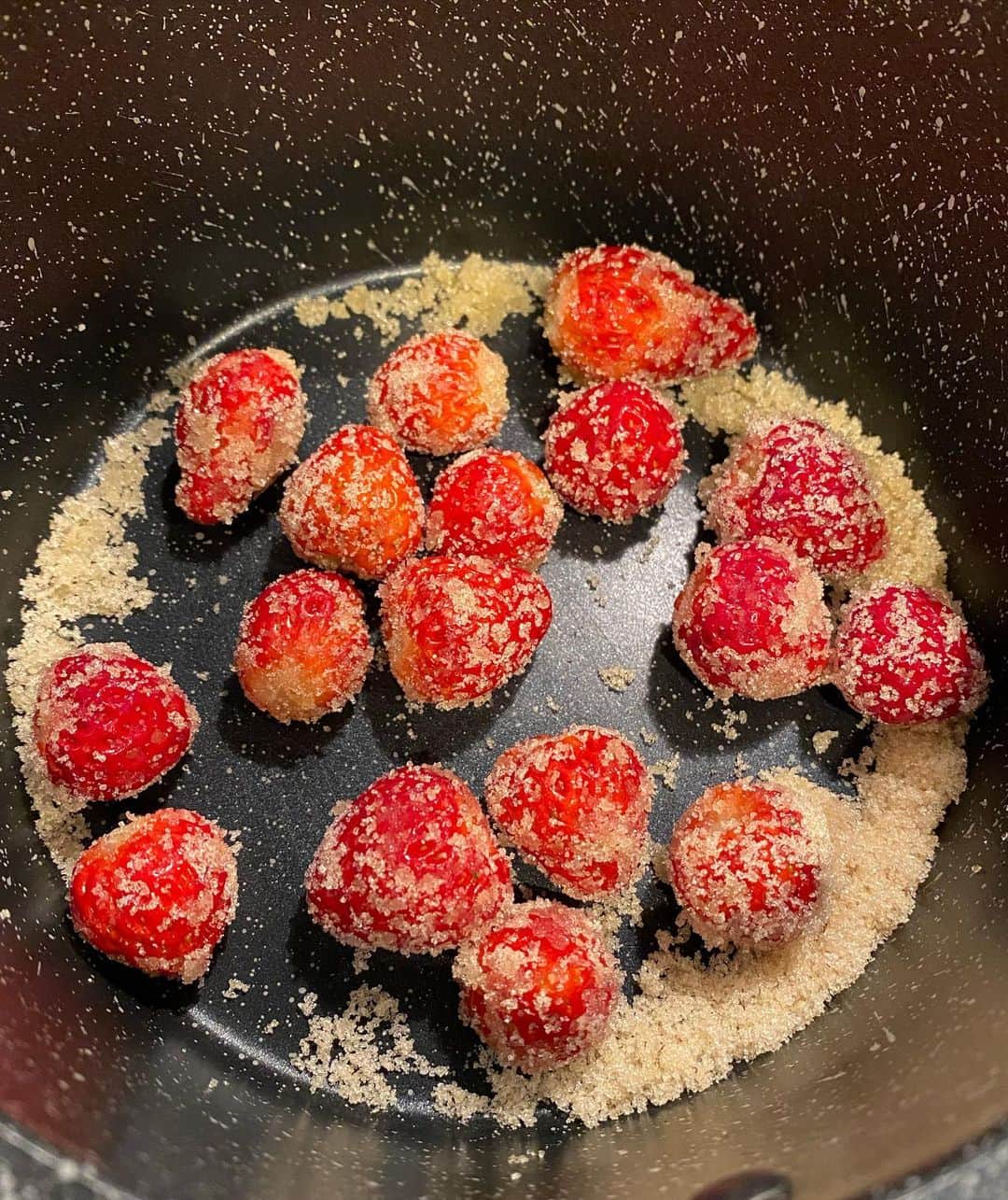 福田麻衣さんのインスタグラム写真 - (福田麻衣Instagram)「#今日のランチ 小粒の#苺 を甘さ控えめの#ジャム にしました🍓」4月1日 12時37分 - mai2my2
