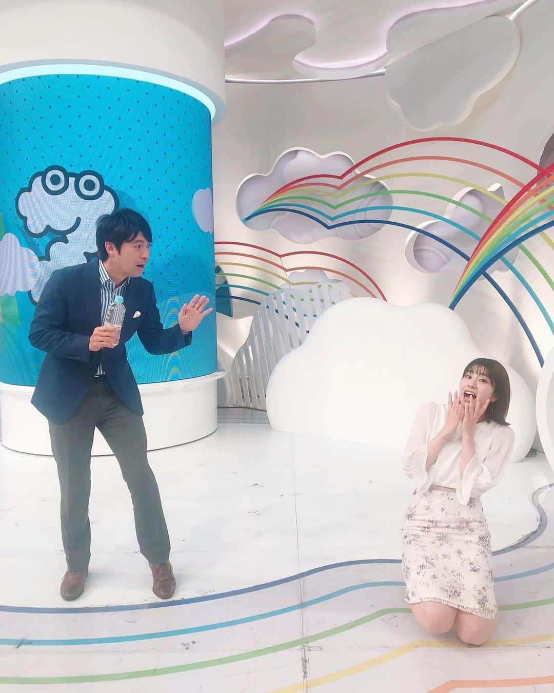 のインスタグラム：「. 今朝のZIP!ありがとうございました✨ . 写真は今朝起こったハプニングの再現なのですが…笑 . オンエア前に自販機でお水を買っていたら、 後ろを通った桝さんに全く気づかず。 ご挨拶されて、ひゃーー！と驚き腰を抜かしました😂笑 挨拶しただけなのにあんなにビックリされて、 逆に桝さんの方が驚いたと思います笑 #極度のビビり #桝さんすみませんでした #そして再現ありがとうございます  #3枚目の桝さんのお顔」