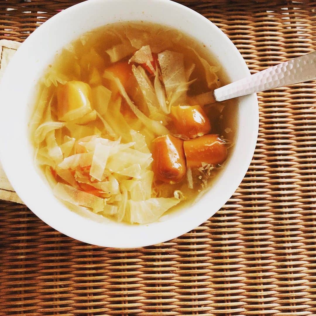 阿部洋子さんのインスタグラム写真 - (阿部洋子Instagram)「🍴😋🍴 #おうちごはん  今日はおうちでお仕事。 会議もzoomで。 メイクするか悩む…🤔💭 #lunch #cabbage #tomato #soup #stayhome」4月1日 12時40分 - hirocoring