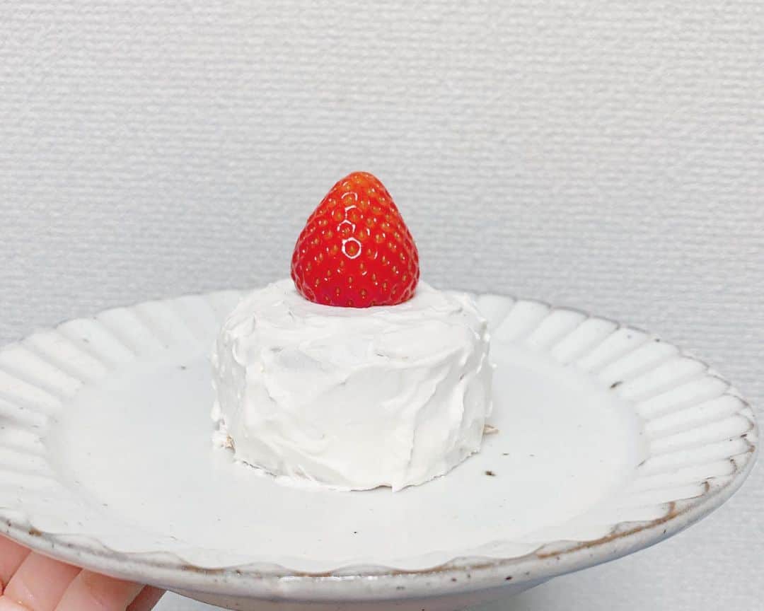 久保陽香さんのインスタグラム写真 - (久保陽香Instagram)「. 今日から4月。 ささやかな喜び幸せ感じて 一日一日を大切に過ごしていけたらと。  #黒柳徹子さんのビスケットケーキ  #ビスケットケーキ  小さい頃に母に教えてもらったケーキ。 とっても簡単なのに美味しくて 親子で作れるオススメなケーキ。  #おうち時間 に是非🍰🍓 #くぼとあまいもの」4月1日 12時44分 - kubo_haru