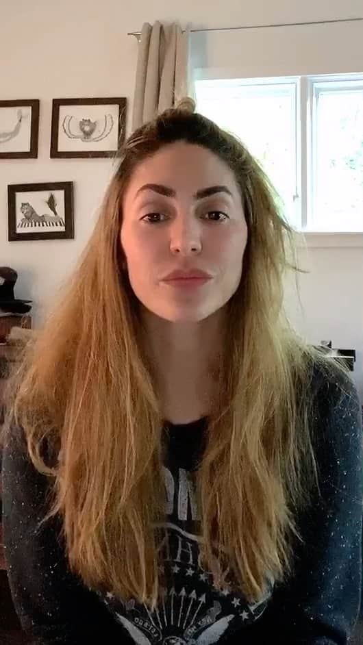 ナタリア・コルドバ・バックリーのインスタグラム：「This is one of the biggest threats to our well being.  As we all face an unprecedented pandemic, one of the more pressing issues few are putting their eyes on is: who is going to produce the food that we need?  The agriculture industry of the US has long relied on foreign farmworkers. But as borders tighten with restrictions, seasonal workers are unable to enter causing serious implications for food supply.  Would you pick the fruits and vegetables in the fields if #farmworkers get sick from #COVID19 and can't do it?  Help keep these workers and our food supply safe. Go to the link in bio or to @mujerxsrising to inform yourself on how to support.  Let's never forget who we depend on, those vital to our survival. #essentialworkers #Farmworkers #Immigrants #stayhome」