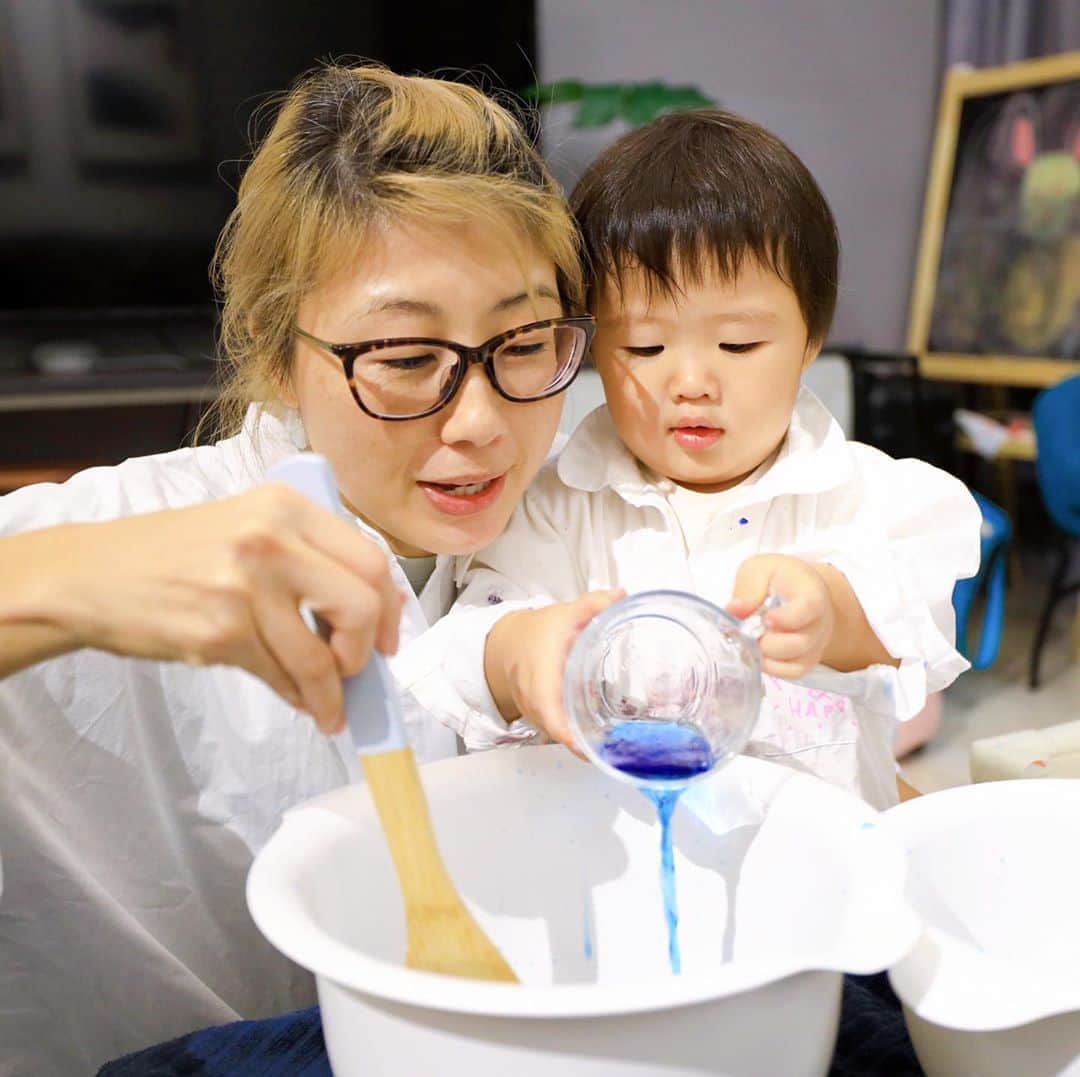 のインスタグラム：「The other day we were artists, now we’re scientists!﻿ ﻿ All we’re doing is moving colored water to and from bowls and cups lol but Pudding had a blast! Luckily we had a navy blue towel to absorb the mess! Thanks to the teachers at her nursery for sending us activity ideas that we can try during the MCO extension😊﻿ ﻿ 先日はアーティストで、今日はサイエンティスト(科学者)！﻿ ﻿ 食紅で色をつけたお水をボールやコップに移し替えているだけですがw めちゃくちゃ楽しんでました！青いタオルがあって助かったw 活動制限令の延長に伴い、お家で楽しく学べるアクティビティリストを送ってくれたプリンの保育園の先生たちに感謝😊 ﻿ ﻿ #にしても私の髪の毛のプリン状態がやばい #そんなこと気にしてられる状況じゃないですよね #プリンもすっぴんも #ドンマイ (omg look at my roots😱 although…  who really cares at this point!)﻿ ﻿ 最後の動画は、昨日のZOOMのお試し会の様子！100人のちか友と画面で繋がりました☆ 初めてだったのでスムーズじゃない部分もあったと思いますが、皆さんの顔が見れて声も聞けてものすごく新鮮でした！大変な時こそ工夫が必要になるので、新たな発見もありますよね。悲しい、怖い状況だからこそポジティブなことを生み出すのが大事、本当にそう思います。参加してくださった皆さんありがとうございました！入れなかった皆さん、また近々企画して、次は前もってお知らせさせていただきますね❤️」
