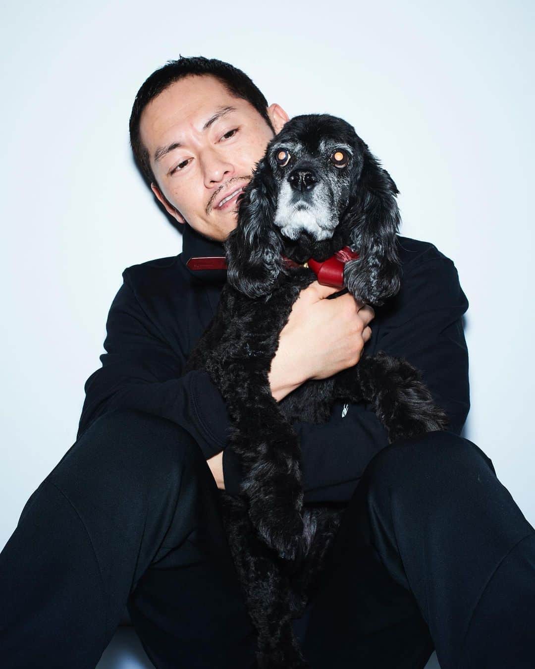 般若のインスタグラム：「以前からインスタに愛犬ファギを何度も登場させて来ました。 僕の愛情（やばいやつ）が伝わってBRUTUSさんに取材されました。」