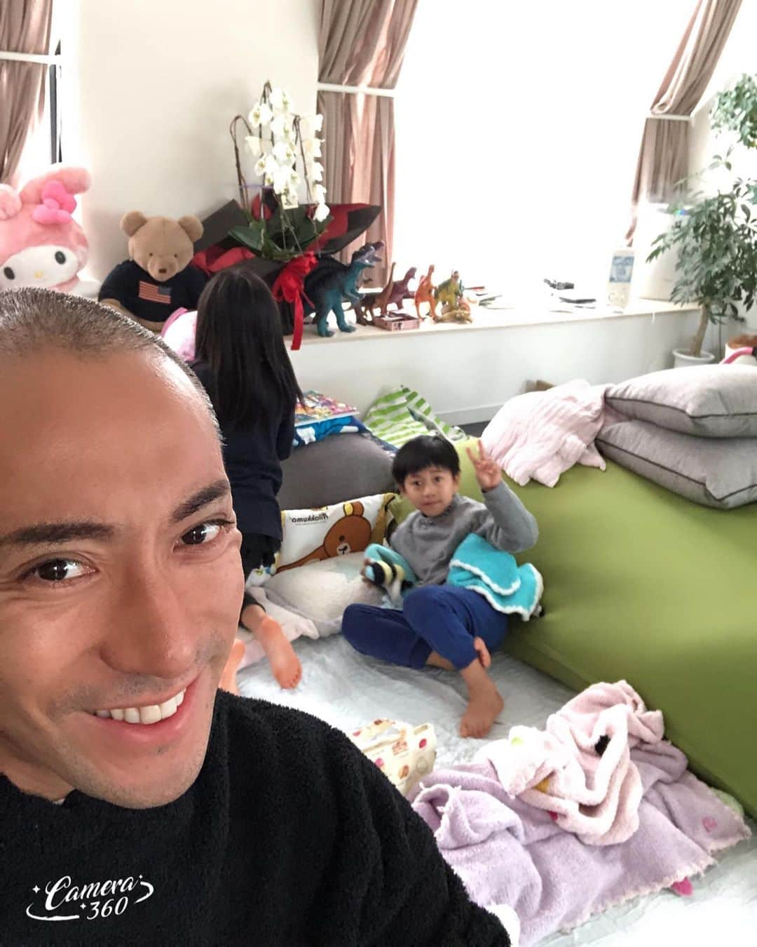 市川海老蔵 （11代目）さんのインスタグラム写真 - (市川海老蔵 （11代目）Instagram)「Continuing staying and playing at home.. Ha-Ha🤣 * ずっと お家遊びでござる。。 あはは🤣  #市川海老蔵 #海老蔵 #成田屋 #歌舞伎 #ABKAI #ABMORI #ebizoichikawa #ebizo #kabuki #thunderparty #theater #theaterarts #actor #japan #classic」4月1日 13時04分 - ebizoichikawa.ebizoichikawa