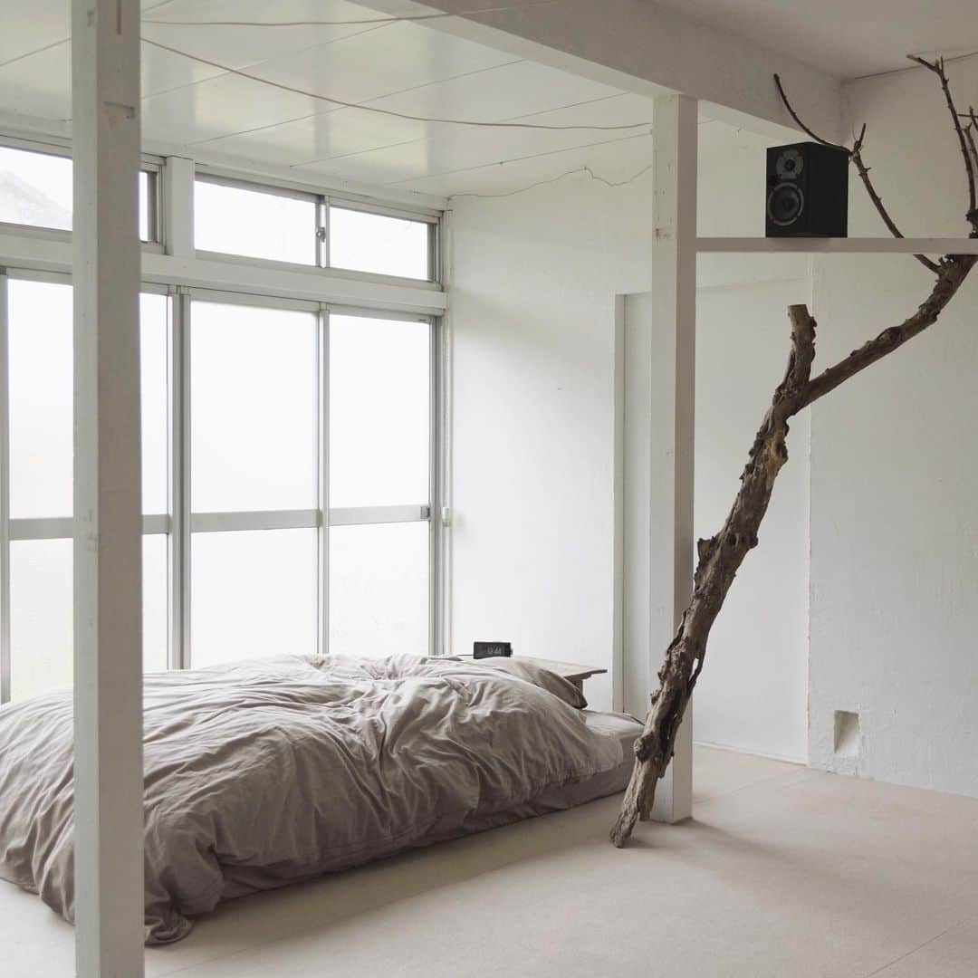 惟本康明 / yasuaki yoshimotoのインスタグラム：「まずは身のまわりから、です。 #interior #インテリア #bedroom」
